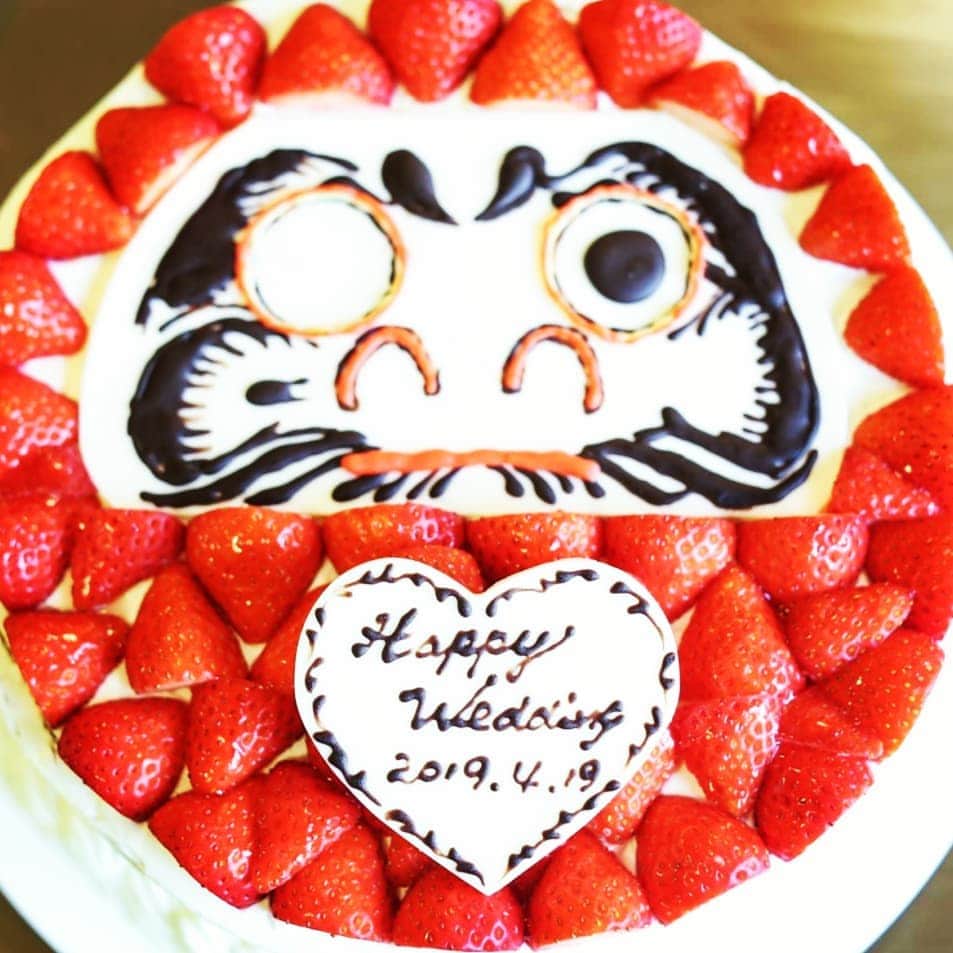 晴レの日｜HARENOHIのインスタグラム：「ケーキ入刀ならぬ、 だるまの目入れ❤ 和婚ならではの可愛い演出です♪ チョコで目を入れ愛を誓う🎵 #晴レの日 #大阪サロン #ウェディングケーキ  #和婚ケーキ #和婚花嫁  #和婚をもっと盛り上げ隊  #和装をもっと盛り上げたい  #結婚式準備 最高の晴レの日になりました✨」