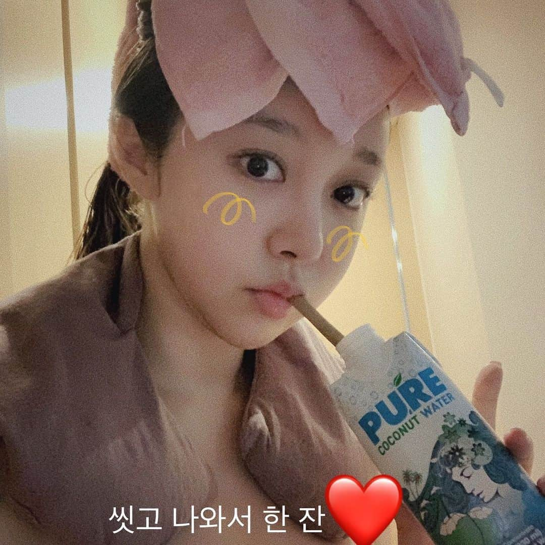 チョ・ミニョンさんのインスタグラム写真 - (チョ・ミニョンInstagram)「일산에서 나만 아는 사진 명당 흐린 날도 이 정도 퀄이랍니다 마치 해외 같죠?🥳 - 아침에 씻고 나와서 목 주머니와 #퓨어 #코코넛워터 “ 이 맛이야 ❣️ 수링구가 준 대나무 빨때 요즘 내 원픽 - 한 번도 개시안 한 내 부채 박살 내고.. 한 번도 안 쓴 화장품 박살 내서 엄청 혼나서 반성 중인 앙 모찌들 ....서랍에 넣어 놓은걸 솔직히 말해 엄마 안 볼때 둘이 팀플레이 하지?😡 #개어멈 의 고충 - 참 코코넛워터 구매 링크 수정되서 원활하게 결제 된답니다 🥰」6月19日 17時16分 - xxjominxx