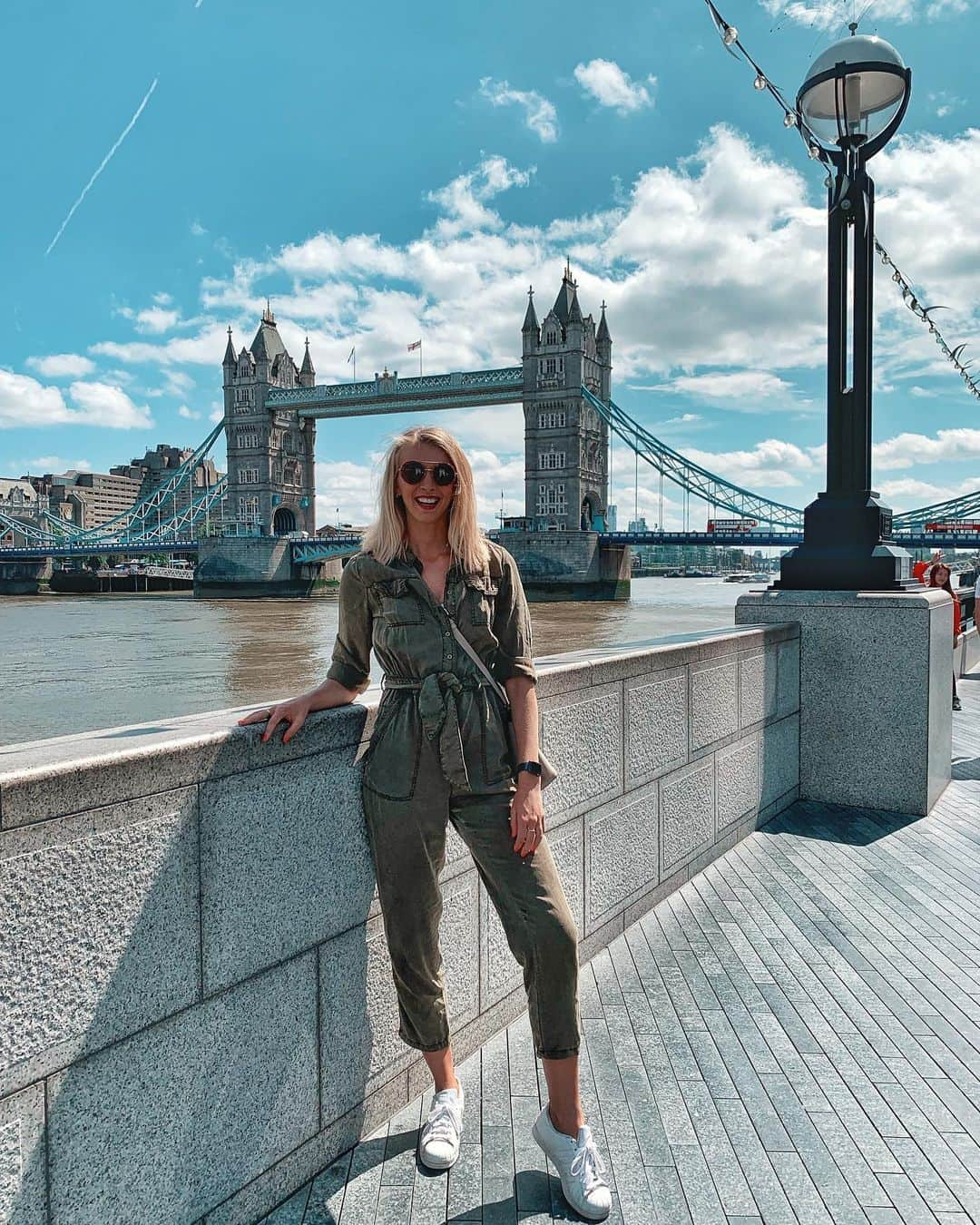 Zanna Van Dijkさんのインスタグラム写真 - (Zanna Van DijkInstagram)「12 things no one tells you about living in London 🇬🇧 1️⃣ Every journey takes around an hour. Only 2 miles away? Yep, still probably takes an hour. 2️⃣ Everyone wears black, it’s like the London uniform. But similarly you can wear a rainbow jumpsuit and nobody will bat an eyelid 🌈  3️⃣ Pret is EVERYWHERE. There’s sometimes two on one street. 4️⃣ The default walking speed is fast. Strolling doesn’t exist here. 5️⃣ Rush hour involves sweaty armpits, invaded personal space and anger at backpacks or heaven forbid, a suitcase. 6️⃣ DON’T CHANGE AT BANK STATION. Unless you want a workout.  7️⃣ City mapper becomes your bible. 8️⃣ You’ll pay the price of a small car for a gin & tonic. Want a double? Better sell your kidney 💰 9️⃣ You get categorised by where you live. East London? A bit hipster. West London? You’re posh. 🔟 It isn’t like the countryside, people don’t smile at each other. If you say thanks to a bus driver they’ll probably look at you like you’re an alien 👽 1️⃣1️⃣ You’ll tell yourself you’ll visit all the cool new pop up restaurants, exhibitions and inflatable obstacle courses but never get round to actually booking them 🤷🏼‍♀️ 1️⃣2️⃣ No matter how crazy, hectic or unaffordable it is, you’ll fall in love with London and it’s madness 🌃💙 #londoner #londongirl #visitlondon #london #londonist #londonvibes #londonlife #londonliving」6月19日 17時18分 - zannavandijk