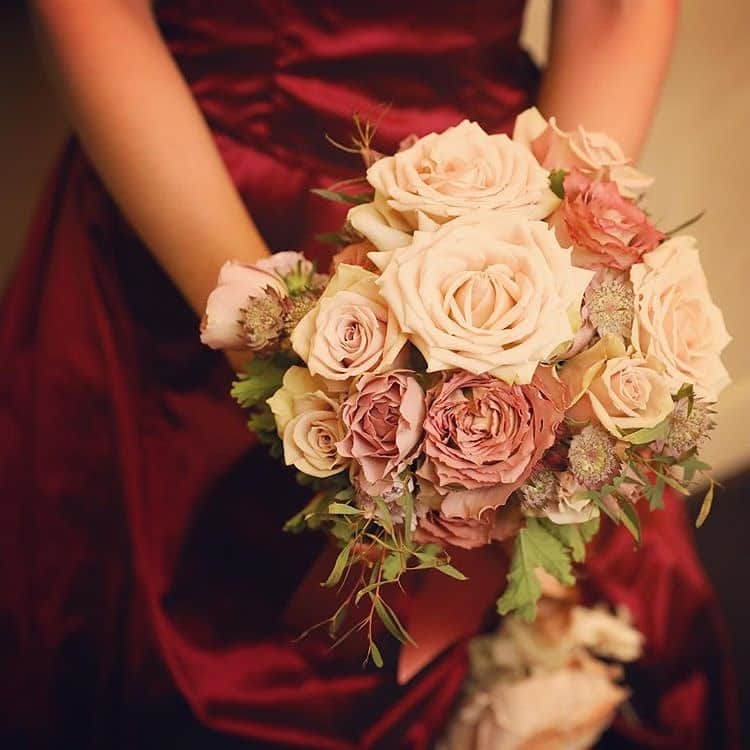 ホテルモントレウェディング【公式】 のインスタグラム：「♥ ￣￣￣￣￣￣￣￣￣￣ @montereyweddingをフォローして 『 #モントレ花嫁 』『 #ホテルモントレ』の タグをつけて投稿してくださいね＊*. . ホワイト×レッドのブーケ✧ ドレスの色味に合わせて ご提案致します！ . ◆ホテルモントレ公式HPはこちら* https://www.monterey-wedding.jp . #モントレ #モントレ花婿  #dressy花嫁 #プレ花嫁 #marry花嫁 #卒花 #marryxoxo #wedding #weddingceremony #weddingreception #weddingparty #weddingdress #dress #flower #weddingbouquets #プラコレ #結婚式場 #ウエディングニュース  #日本中のプレ花嫁さんと繋がりたい #結婚式 #パーティー #披露宴 #ホテルウェディング #ウェディングブーケ #bouquets #flowers #flowerarrangement」