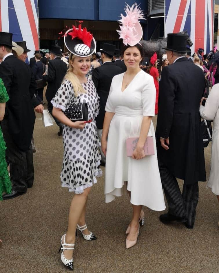 アンナ＝マリア・ガロヤンさんのインスタグラム写真 - (アンナ＝マリア・ガロヤンInstagram)「Sun or rain I still enjoyed the first day of Ascot in great company☔🐎👑👒🌞 . Photo is featured in📸 @world_racingfashion .  Hats courtesy to fab👒 @annagilder . #royalascotraces #summertradition #firstdayofroyalascot #polkadotslove #britishtradition #fromyeartoyear #racingfashion  #livelovelondon #royalascotfashion #likenowhereelse #polkadotslove #monochromatic #dolceandgabbana #polkadotsmood #girlspower #royalascot2019  #royalascot #royalascotmakeup #ascotstyle #royalascot2019 #royalascotmillinerycollective」6月19日 17時25分 - annamariagalojan