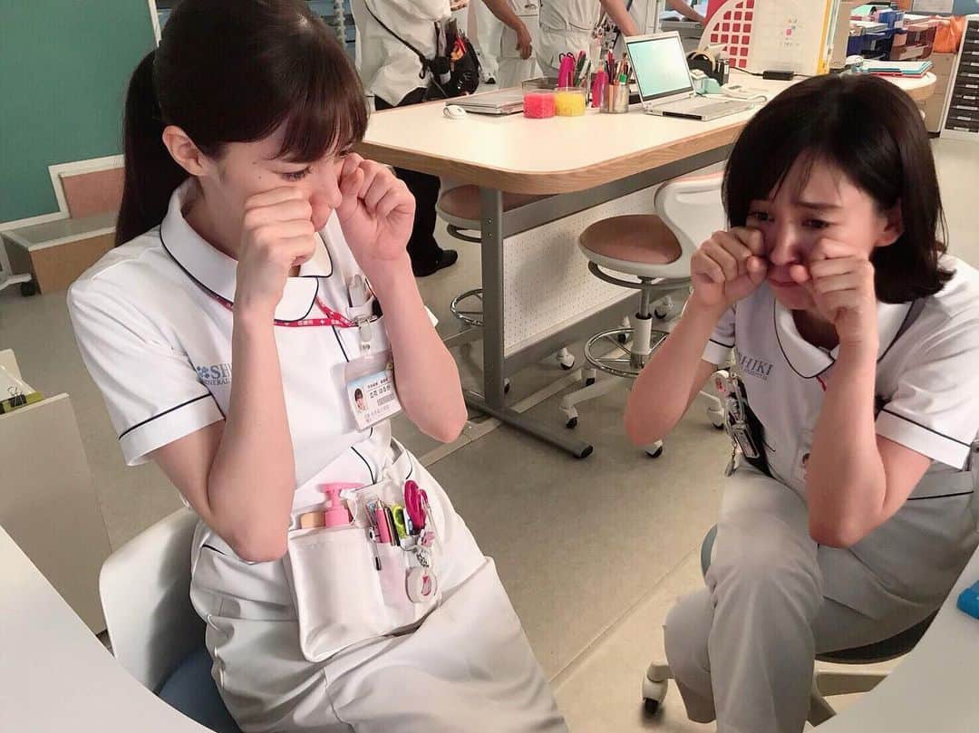 のインスタグラム：「‪🏥今夜放送‼️最終回🚑‬ クランクアップが近づいて… 「さみしいよー」😭💕💕 #収録現場のひとコマ #中条あやみ #水川あさみ #白衣の戦士 #最終話 #今夜10時 #見てね #日テレ」