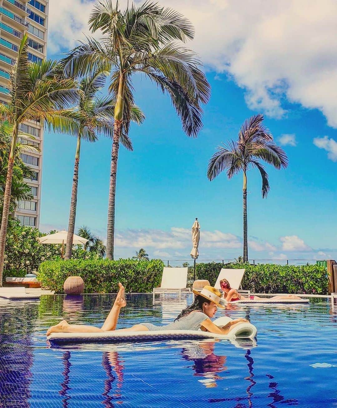 タビジョのインスタグラム：「こんばんは😊 「#タビジョ」のみなさんに オススメしたいホテルなどのお写真は 「#tabijyo_hotel」でお待ちしてます！  本日はこちら💕 ＊＊＊＊＊＊ 📸@aloha.mihokoさん 🚩ハワイ・オアフ島 「 The Modern Honolulu 」 🎙ご本人コメント ❤️🧡💛💚💙💜 . Pool for only adult ➿🥽 . @modernhonolulu . 👙 👙 ♥️ . すーっごくのんびり出来る浅めの大人用プール。週末ステイだったけど、モダーンホテルはプールが二つあるからのんびり過ごせたょ🎶 ＊＊＊＊＊＊ 大人用プールって素敵ですね✨プールの上で寝そべってゆっくりできるなんて、至福の時間😍 ＊＊＊＊＊＊ #タビジョ #タビジョと繋がりたい  #tabijyomap_hawaii #アロハタビジョ」