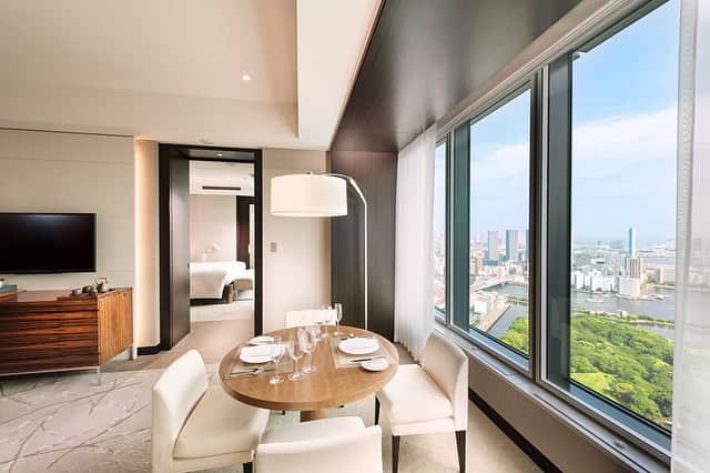Conrad Tokyoのインスタグラム：「この夏、極上の休日をお楽しみいただける宿泊プランをご用意いたしました。 http://ow.ly/VACS50uHJqm Spend your summer days being pampered with ultimate suite room packages. #コンラッド東京 #ホテル #汐留 #東京 #日本 #新橋 #銀座 #スイート #客室 #宿泊 #コンラッドスイート #夏 #夏休み #休日 #ConradTokyo #Conrad135 #StayInspired #Conrad #hotel #Tokyo #Japan #suite #room #stay #conradsuite #summer #vacation #forbestravelguide #SummerStarts」