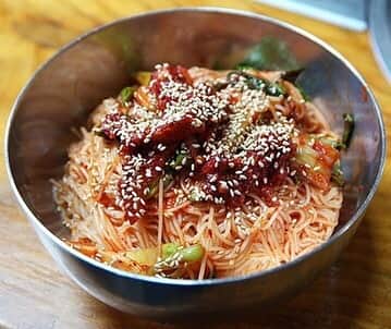 イモトのWiFiのインスタグラム：「. 夏を感じた日には、冷麺がオススメ★韓国のビビムヌードルはピリリとした辛さがクセになる！暑い日にぴったりの一品です♡ . . #イモトのWiFi#羽田空港#成田空港#海外旅行#新千歳空港#福岡空港#関西空港#ベトナム#セントレア空港#ベトナム旅行#アジア旅行#タビジョ#旅行コーデ#シンガポール#旅行好きな人と繋がりたい#シンガポール料理#フォトジェニック#休日#おでかけ#旅したくなるフォト#観光地#旅女#マイトリ#小籠包#ひとり旅#冷麺#韓国グルメ#ピリ辛#ヌードル#夏」