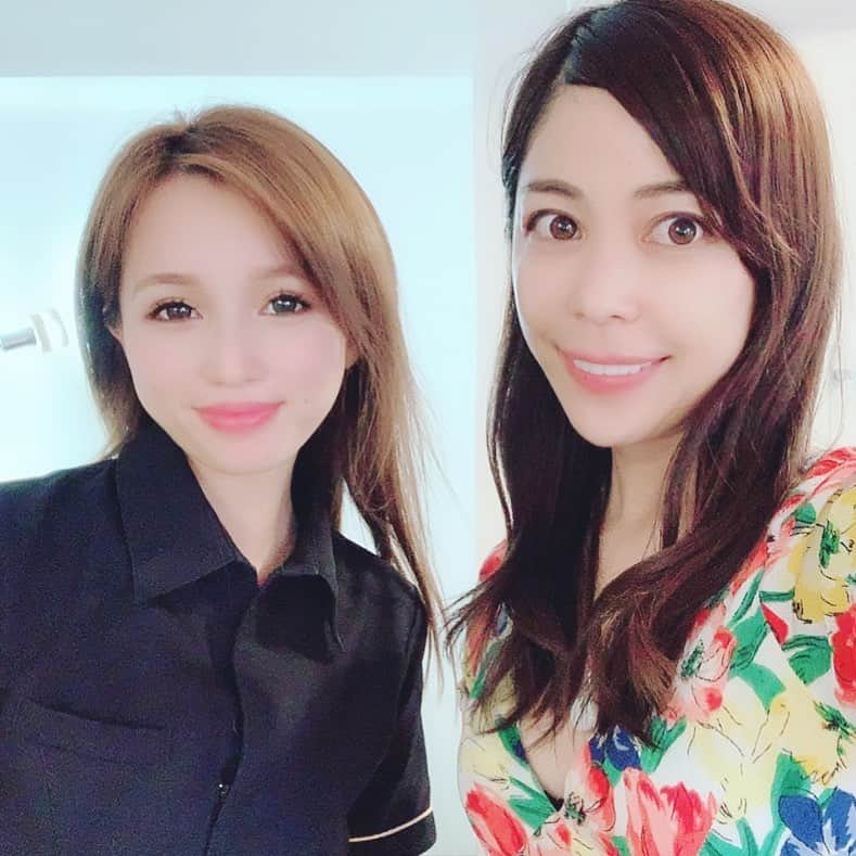 舞香さんのインスタグラム写真 - (舞香Instagram)「昨日は小顔骨格矯正アゴラ表参道店に行ってきました♬﻿ ﻿ 先週やったハーブピールのアフターケアをスタッフのさきちゃんにやってもらいました☺️﻿ ﻿ さきちゃんとは何度もお会いしてますが毎回、お顔の小ささと、肌の綺麗さと、性格の良さに驚きます。﻿ ﻿ 写真のとおり、お人形さんそのものです💓﻿ ﻿ そんなさきちゃんにやってもらったアフターケアは、プラセンタ導入したり、濃厚なプラセンタパックしたりの贅沢プラセンタ祭り！﻿ ﻿ ハーブピールでツルツルになったお肌がさらにぷるんぷるんになりました😍﻿ ﻿ アゴラのハーブピールはアフターケアまで料金に含まれていって、とってもお得ですよ☆﻿ ﻿ #小顔 #小顔矯正 #小顔骨格矯正 #小顔エステ #小顔化粧品 #小顔美容液 #ライズ #たるみ #むくみ #リフトアップ #アゴラ #agora #博多 #薬院 #表参道 #ハーブピール #プラセンタ #美肌 #さきちゃん可愛い」6月19日 17時41分 - maika.mahou