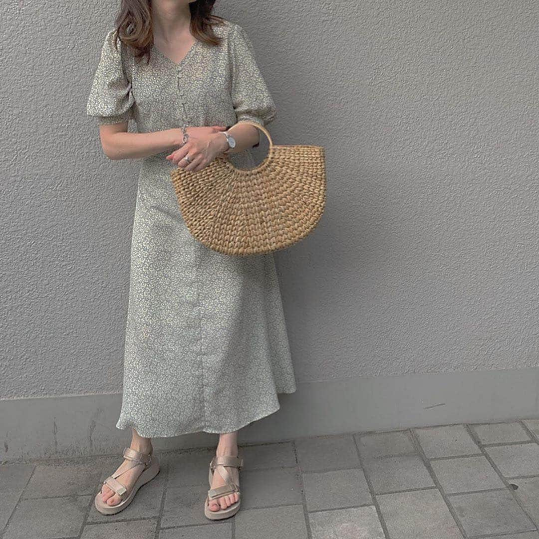 titivateさんのインスタグラム写真 - (titivateInstagram)「. . 【 style share 】 リーフプリントパフスリーブブラウス 品番:ATXP2146 ¥2,990+tax . リーフプリントフレアロングスカート 品番:ATXP2135 ¥3,690+tax . @kaorinnnhyrk 様、素敵なコーディネートありがとうございます✨ ヴィンテージ感漂うリーフ柄プリントが上品で大人かわいいブラウスとスカート🌿 6/21(金)9:29までセットで20％OFFでお得にお買い求め頂けます🙌❤️ . STYLE SHARE 募集中！ titivateのアイテムを取り入れてコーデを投稿しよう！ ハッシュタグは『#titivatestyle』 . 素敵な着こなしで、もしかしたらtitivateのアカウントで紹介されちゃうかも⁈ 「リアル」で「身近」なオシャレコーデを楽しみにしています♪ . #titivate #ティティベイト #ファッション #リーフ柄 #ロングスカート #ブラウス . . #Repost @kaorinnnhyrk ・・・ ワンピースに見えるリーフ柄のセットアップ🌿✨ ・ 別々で着るのも可愛いけど、やっぱりセットアップで着るのが好き♡ ・ @titivatejp の #リーフプリントパフスリーブブラウス #リーフプリントフレアロングスカート です♡ ・ ・ #大人カジュアル#プチプラ#ファッション#コーデ#コーディネート#ママコーデ#ママファッション#coordinate#fashion#ootd#outfit#instafashion#プチプラコーデ#女の子ママ#titivate#titivatestyle#ティティベイト」6月19日 17時57分 - titivatejp