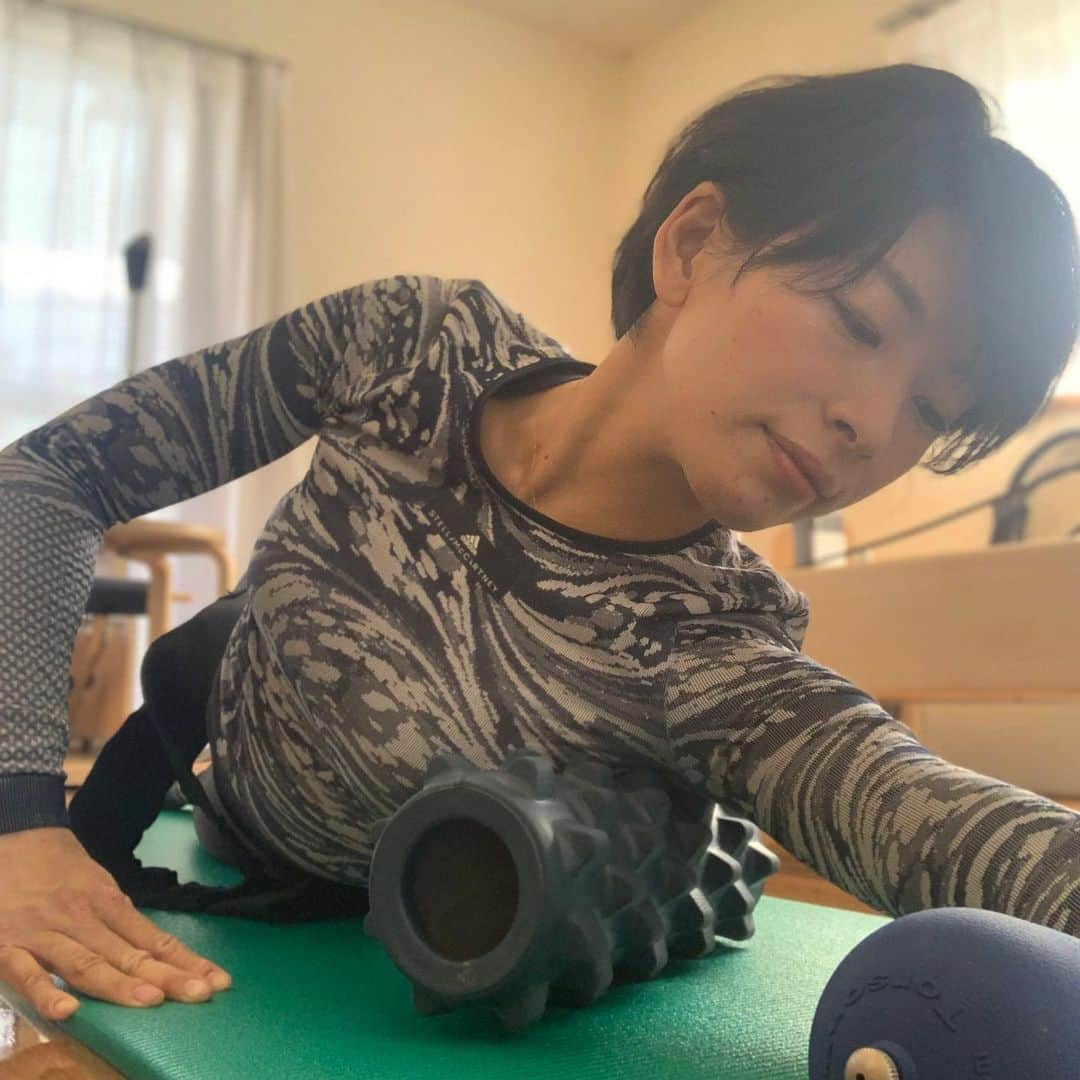 FitnessPlanner 星野由香さんのインスタグラム写真 - (FitnessPlanner 星野由香Instagram)「自身もコンディショニングやメンテナンスは欠かしません。 だって気持ち良いと思っているから続けられるので気持ち良く行います✨  ラクナールつけながら ランブルローラーで、関節の可動域を広げて滑らかさを取り戻す。 たっぷりとした呼吸で✨身体を目覚めさせて、楽な位置でいられるための筋力をつけるためのトレーニング 辛いものではなくて、そんな時間を作ることで慌ただしさから余裕のある心身にもつながるなーって思ってます。 1つ1つを楽しみながら、味わいながら、進めてゆきたいので、メンテナンス、コンディショニング、トレーニングとその日の状態その人の目的に合わせて提案します。  #パーソナルトレーナー #pilates #conditioning #ラクナール #ランブルローラー #ボルスター #整える」6月19日 17時57分 - yuka.hoshino222