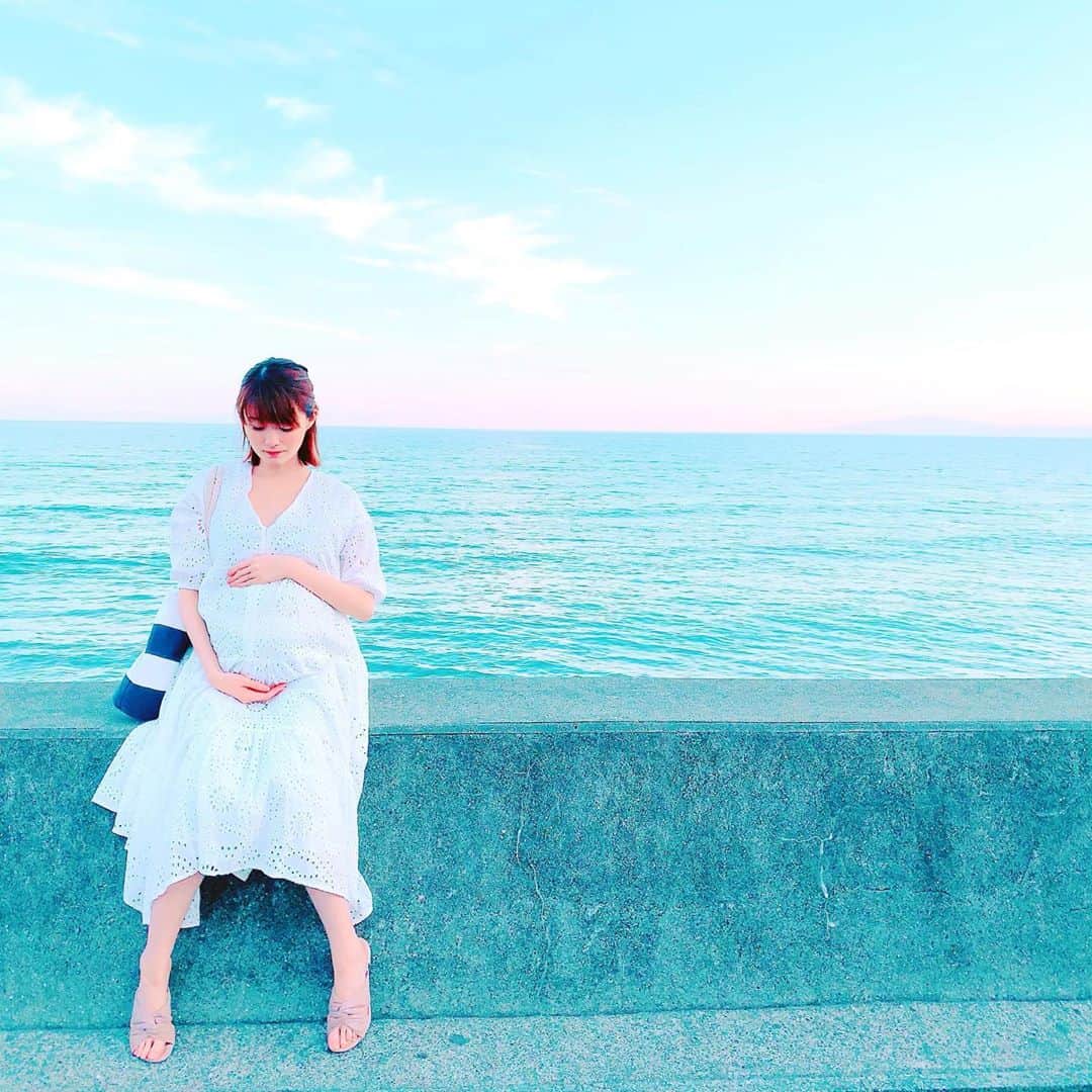 しほの涼のインスタグラム：「《眠れない臨月😵😵》 臨月に入ってから途端に眠れません😓 身体は疲れてるのに2時間寝たら全く寝付けずに3時間起きてまた2時間寝てみたいなルーティーン😪 ずっと夢を見てるし、寝た気がしない💦 先生曰く産後の赤ちゃんの生活に合わせられるように今からホルモンが変化するらしく、仕方ない事だそう😓😓 ほとんど眠れてないけど、眠くないのは不思議🤔 妊娠中眠かったのは安定期の時だけで、あとはずっと不眠😂😂 寝るの大好きなんだけどなぁ😫笑笑 先輩ママさん達。皆さんもそうでしたか?😪 #臨月 #マタニティコーデ #マタニティフォト#マタニティワンピース #マタニティワンピ #レースワンピース #ホワイトワンピース #妊婦健診 #36w #39w2d #ぷんにーらいふ #ぷんにー #妊娠10ヶ月 #女の子ママ #由比ヶ浜 #鎌倉 #稲村ガ崎 #海 #マイナートラブル #妊娠後期」