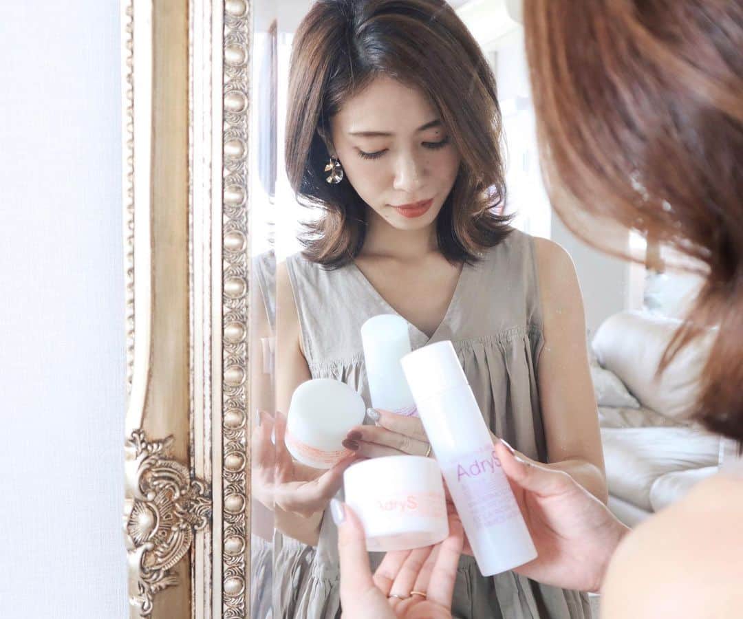 のインスタグラム：「* * 鷲のマークの大正製薬から先月発売されたばかりの"AdryS(アドライズ)"✨ 以前もご紹介した通り、保湿と美白をWでケアできる30代からの薬用スキンケア💁‍♀ * すっっごく贅沢な使い方なんですが、最近お風呂後に身体にも使っていて、それがとても良い！！ サラッとしているのに付けるとしっとり。今の時期にもピッタリで、その使い心地のよさにビックリしてます❣️ * 暑い時期は冷房に当たったりして乾燥しやすいので、特に肩やひじ、かかとなど、露出の増える箇所にも使ってみて欲しいです☺️❤️ 身体の美白効果にも期待✨ * * #AdryS#skincare#beauty#vocest#アドライズ#保湿美白#美白#美肌#美容#スキンケア#コスメレポ#pr @taisho_beauty」
