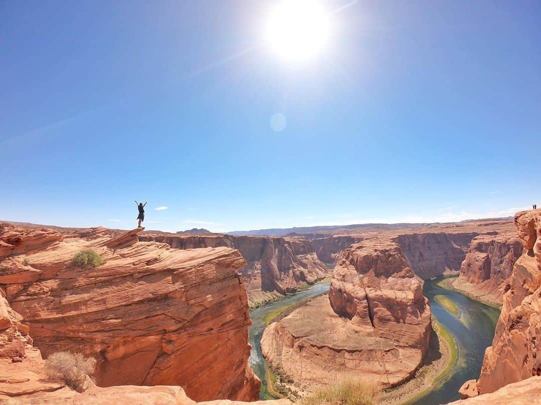 楽天トラベル さんのインスタグラム写真 - (楽天トラベル Instagram)「フォトコンテスト「#楽天忘れられない絶景 」入賞作品をご紹介します✨ . @knm71208 さん 自然が創った馬蹄型の絶景 #ホースシューベント 太陽と大地のパワーを全身で感じている1枚👍🏻 ~~~~~~~~~~~~~ 壮大な景色見に行きたい🥺️💓 そしたら自分の気持ちが 一気にすっと変わるから👈笑 ~~~~~~~~~~~~~ 素敵なお写真の投稿をありがとうございました。 . #楽天トラベル #楽天  #rakutentravel #旅 #旅行 #旅に出よう #旅行好きな人と繋がりたい #travel #trip #フォトコンテスト #絶景 #horseshoebend  #アリゾナ #arizona #usa」6月19日 18時00分 - rakutentravel