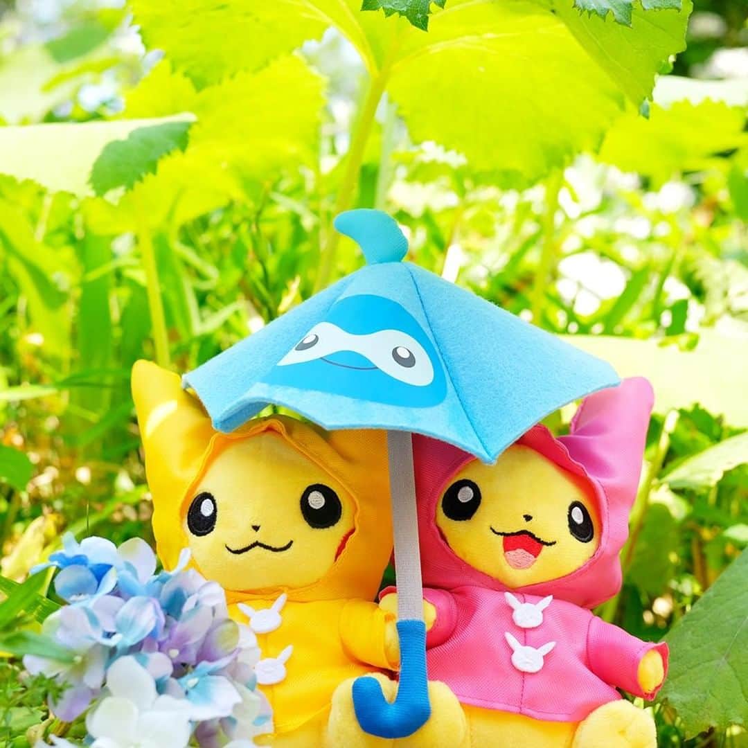 ピカチュウ公式Instagramさんのインスタグラム写真 - (ピカチュウ公式InstagramInstagram)「【今日のピカチュウ】 雨の降る日もピカチュウたちは元気いっぱい😆 レインコートを着て、遊びに行くみたい☔ #pikachu #pokemon #pikachu_snap #photooftheday #raincoat #umbrella #hydrangea #rain #rainy #rainyday #ピカチュウ #ポケモン #レインコート #傘 #紫陽花 #雨 #梅雨」6月19日 18時00分 - pokemon_jpn
