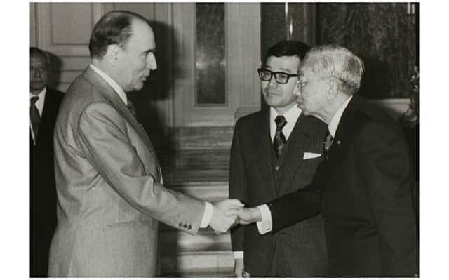 フランス大使館さんのインスタグラム写真 - (フランス大使館Instagram)「【歴代大統領の訪日🇫🇷🇯🇵】 初めて国賓として日本を訪問したフランスの国家元首は1982年のフランソワ・ミッテラン大統領です。大統領はこの訪問の際、皇居で天皇陛下に拝謁しました。この訪問により、日仏関係はますます強固なものとなりました 🇫🇷🤝🇯🇵 #マクロン来日 🇫🇷🇯🇵 : la venue de François Mitterrand au Japon en 1982 marque la première visite d’État d'un Président français dans le pays. Il rencontra à cette occasion l'empereur Showa à la Résidence de France. Cette visite contribua à intensifier les relations 🇫🇷🇯🇵. #VisitePresidentielle」6月19日 18時01分 - ambafrancejp