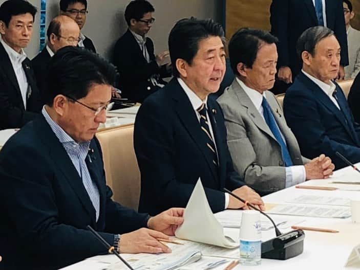 平井卓也さんのインスタグラム写真 - (平井卓也Instagram)「官邸にて「総合科学技術・イノベーション会議」を開催。議題は、統合イノベーション戦略2019の策定、ヒト受精胚へのゲノム編集技術の利用等に関する生命倫理専門調査会の報告、の２つ。私から、それぞれ説明させて頂きました。 総理からは、特に「統合イノベーション戦略2019」の取りまとめを受けて、 １）スタートアップ・エコシステムの拠点形成に関しては、都市や大学、産業界が一体となって、誰もが起業しやすい環境づくりを進めるとともに、生み出された成果が次なるスタートアップの育成に繋がる、いわば「好循環」を作りあげるため、具体的できめ細やかな政策を講じること、 ２）量子技術等の最先端分野に関しては、国内外からトップレベルの人材や投資を結集できる「場」を作り上げることが重要であり、「世界に顔の見える」国際的な研究開発拠点の形成に向けて取り組むこと、 など指示がありました。 決定した戦略をしっかり実行に移していきたい、と思います。 #平井卓也　#自民党　#総合科学技術イノベーション会議　#CSTI　#統合イノベーション戦略　#スタートアップ　#量子　#拠点」6月19日 18時02分 - hiratakuchan0125