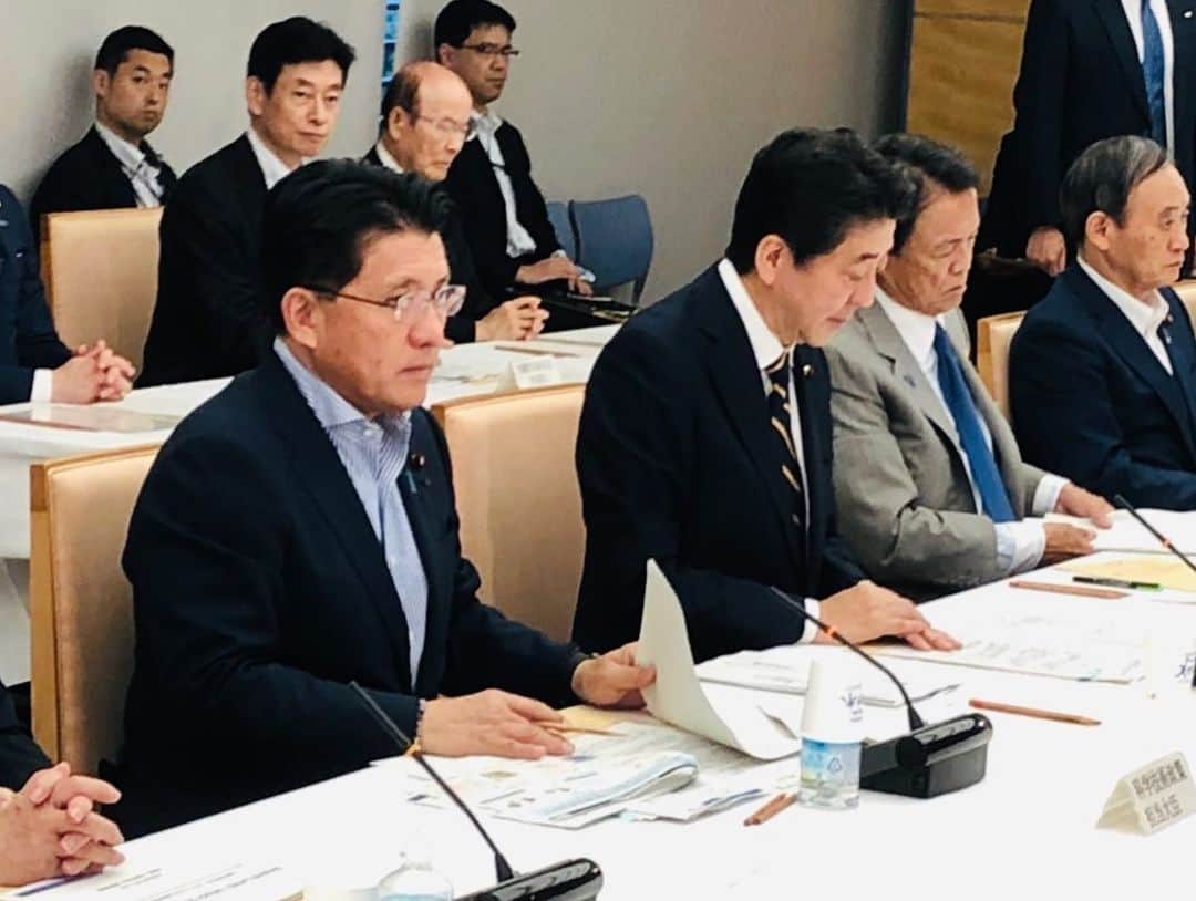 平井卓也さんのインスタグラム写真 - (平井卓也Instagram)「官邸にて「総合科学技術・イノベーション会議」を開催。議題は、統合イノベーション戦略2019の策定、ヒト受精胚へのゲノム編集技術の利用等に関する生命倫理専門調査会の報告、の２つ。私から、それぞれ説明させて頂きました。 総理からは、特に「統合イノベーション戦略2019」の取りまとめを受けて、 １）スタートアップ・エコシステムの拠点形成に関しては、都市や大学、産業界が一体となって、誰もが起業しやすい環境づくりを進めるとともに、生み出された成果が次なるスタートアップの育成に繋がる、いわば「好循環」を作りあげるため、具体的できめ細やかな政策を講じること、 ２）量子技術等の最先端分野に関しては、国内外からトップレベルの人材や投資を結集できる「場」を作り上げることが重要であり、「世界に顔の見える」国際的な研究開発拠点の形成に向けて取り組むこと、 など指示がありました。 決定した戦略をしっかり実行に移していきたい、と思います。 #平井卓也　#自民党　#総合科学技術イノベーション会議　#CSTI　#統合イノベーション戦略　#スタートアップ　#量子　#拠点」6月19日 18時02分 - hiratakuchan0125