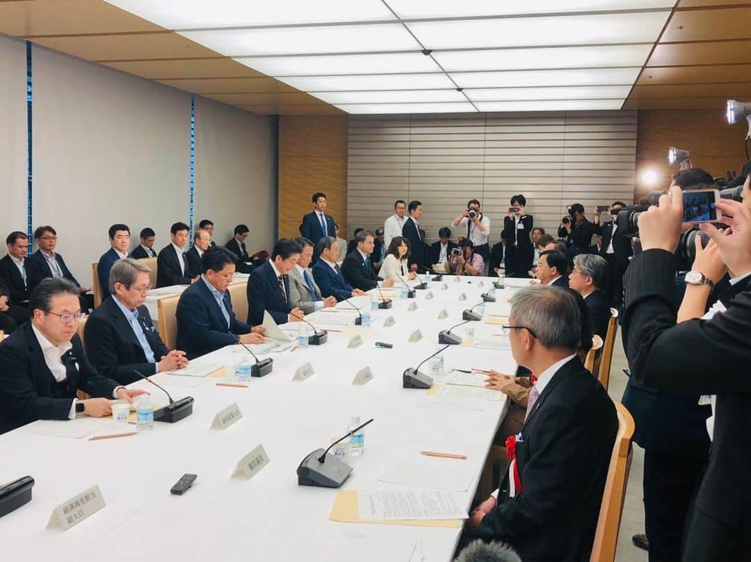 平井卓也さんのインスタグラム写真 - (平井卓也Instagram)「官邸にて「総合科学技術・イノベーション会議」を開催。議題は、統合イノベーション戦略2019の策定、ヒト受精胚へのゲノム編集技術の利用等に関する生命倫理専門調査会の報告、の２つ。私から、それぞれ説明させて頂きました。 総理からは、特に「統合イノベーション戦略2019」の取りまとめを受けて、 １）スタートアップ・エコシステムの拠点形成に関しては、都市や大学、産業界が一体となって、誰もが起業しやすい環境づくりを進めるとともに、生み出された成果が次なるスタートアップの育成に繋がる、いわば「好循環」を作りあげるため、具体的できめ細やかな政策を講じること、 ２）量子技術等の最先端分野に関しては、国内外からトップレベルの人材や投資を結集できる「場」を作り上げることが重要であり、「世界に顔の見える」国際的な研究開発拠点の形成に向けて取り組むこと、 など指示がありました。 決定した戦略をしっかり実行に移していきたい、と思います。 #平井卓也　#自民党　#総合科学技術イノベーション会議　#CSTI　#統合イノベーション戦略　#スタートアップ　#量子　#拠点」6月19日 18時02分 - hiratakuchan0125