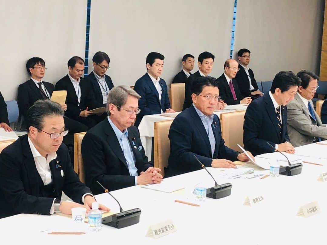 平井卓也さんのインスタグラム写真 - (平井卓也Instagram)「官邸にて「総合科学技術・イノベーション会議」を開催。議題は、統合イノベーション戦略2019の策定、ヒト受精胚へのゲノム編集技術の利用等に関する生命倫理専門調査会の報告、の２つ。私から、それぞれ説明させて頂きました。 総理からは、特に「統合イノベーション戦略2019」の取りまとめを受けて、 １）スタートアップ・エコシステムの拠点形成に関しては、都市や大学、産業界が一体となって、誰もが起業しやすい環境づくりを進めるとともに、生み出された成果が次なるスタートアップの育成に繋がる、いわば「好循環」を作りあげるため、具体的できめ細やかな政策を講じること、 ２）量子技術等の最先端分野に関しては、国内外からトップレベルの人材や投資を結集できる「場」を作り上げることが重要であり、「世界に顔の見える」国際的な研究開発拠点の形成に向けて取り組むこと、 など指示がありました。 決定した戦略をしっかり実行に移していきたい、と思います。 #平井卓也　#自民党　#総合科学技術イノベーション会議　#CSTI　#統合イノベーション戦略　#スタートアップ　#量子　#拠点」6月19日 18時02分 - hiratakuchan0125