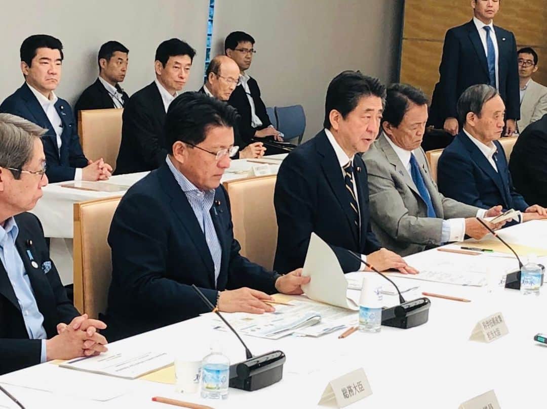 平井卓也さんのインスタグラム写真 - (平井卓也Instagram)「官邸にて「総合科学技術・イノベーション会議」を開催。議題は、統合イノベーション戦略2019の策定、ヒト受精胚へのゲノム編集技術の利用等に関する生命倫理専門調査会の報告、の２つ。私から、それぞれ説明させて頂きました。 総理からは、特に「統合イノベーション戦略2019」の取りまとめを受けて、 １）スタートアップ・エコシステムの拠点形成に関しては、都市や大学、産業界が一体となって、誰もが起業しやすい環境づくりを進めるとともに、生み出された成果が次なるスタートアップの育成に繋がる、いわば「好循環」を作りあげるため、具体的できめ細やかな政策を講じること、 ２）量子技術等の最先端分野に関しては、国内外からトップレベルの人材や投資を結集できる「場」を作り上げることが重要であり、「世界に顔の見える」国際的な研究開発拠点の形成に向けて取り組むこと、 など指示がありました。 決定した戦略をしっかり実行に移していきたい、と思います。 #平井卓也　#自民党　#総合科学技術イノベーション会議　#CSTI　#統合イノベーション戦略　#スタートアップ　#量子　#拠点」6月19日 18時02分 - hiratakuchan0125