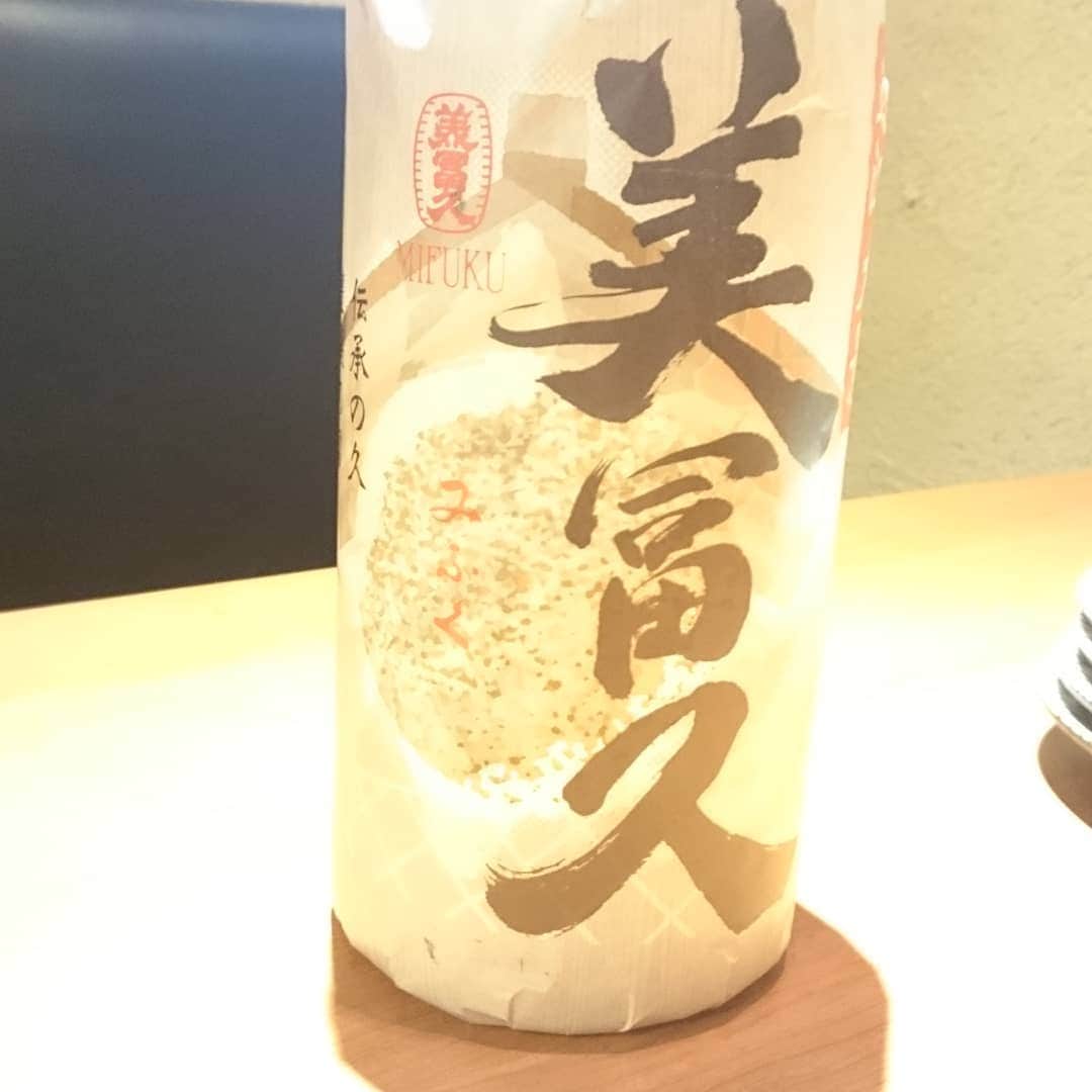 炉端焼き とろ函～とろばこ～ 堅田店のインスタグラム：「今が一番過ごしやすい時期！と、勝手に思ってる私がオススメすするのは、これ！ 美富久近江大景！！ こういう心地好く過ごせる日はまだ日が高い時間から軽く一杯とか最高ですよねー！ そんなお時間を是非とろ函堅田店でお過ごしくださいませ！！ #とろ函堅田店  #とろ函 #北海道 #居酒屋 #個室 #炉端焼き #海鮮 #炭焼き」