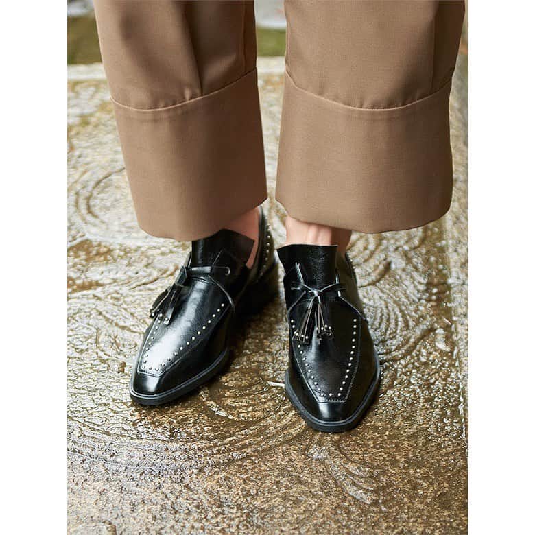 Ameri vintageさんのインスタグラム写真 - (Ameri vintageInstagram)「PRE ORDER of 2019 Autumn&Winter Collection . STUDS TASSEL LOAFER. ¥24,000+tax. . There are many other pre-order items. Check the pages of Coming Soon on our online!! . ------------------------------------ ONLINE STORE. 06.20(thu.)12:00-06.24(mon.)13:00. . DAIKANYAMA STORE 06.20(thu.)-06.21(fri.). . SHINJUKU STORE 06.22(sat.)-06.24(mon.). . SHINSAIBASHI STORE 06.20(thu.)-06.24(mon.). ------------------------------------ . #ameri #amerivintage #2019aw #shopping #fashion #japan」6月19日 18時05分 - amerivintage