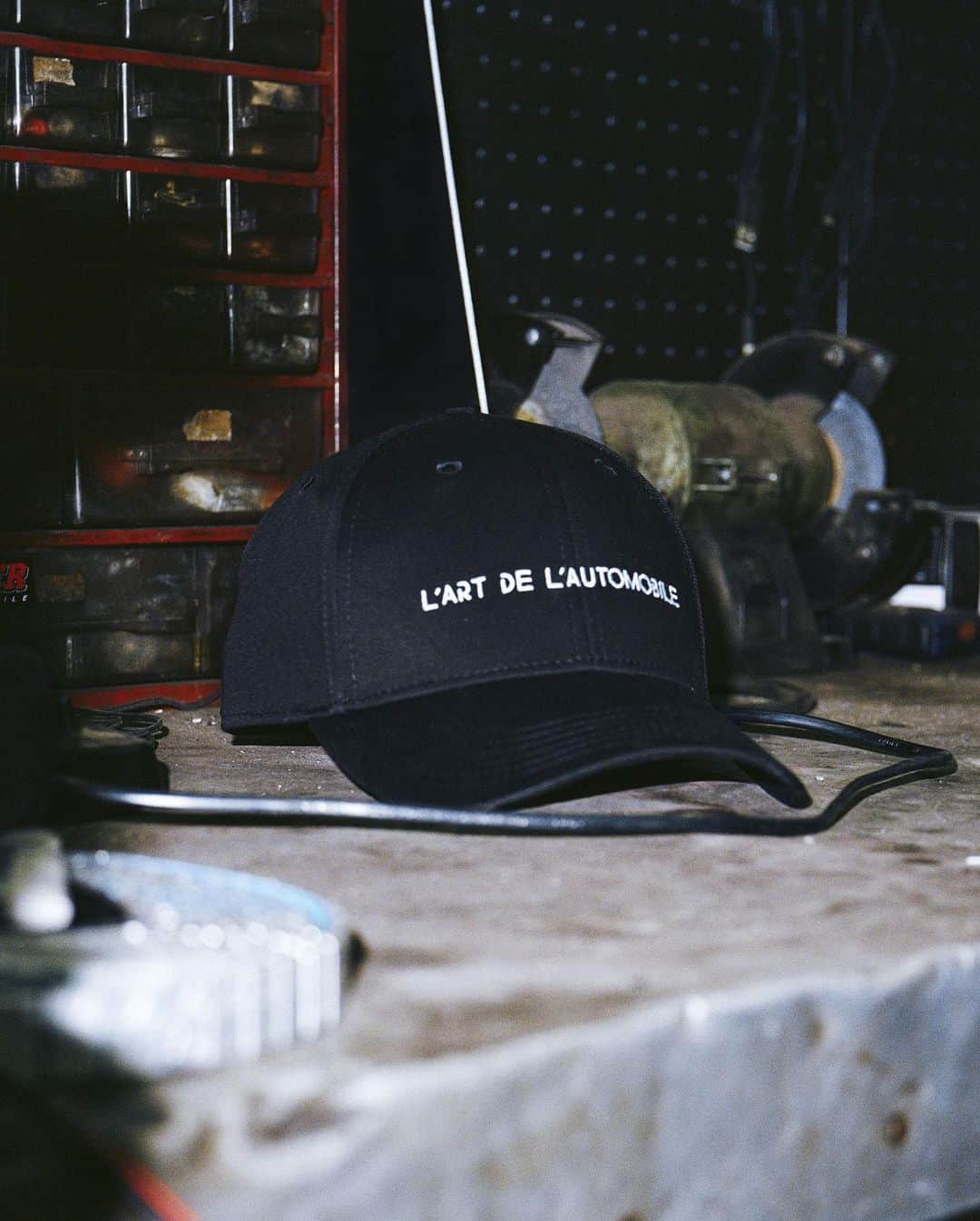 HYPEBEASTさんのインスタグラム写真 - (HYPEBEASTInstagram)「@hypebeaststyle: @lartdelautomobileshop has opened up a pop-up shop in Marais. Dubbed “L’Art Cap Atelier Mecanique,” the retail experience is located within an actual garage and will feature the release of a special cap. The cap features a black base marked simply with “L’ART DE L’AUTOMOBILE” in contrasting white embroidery on the front and rear velcro strap. It will be available exclusively at the pop-up on July 18 to 22. Photo: L'ART DE L'AUTOMOBILE」6月19日 18時09分 - hypebeast