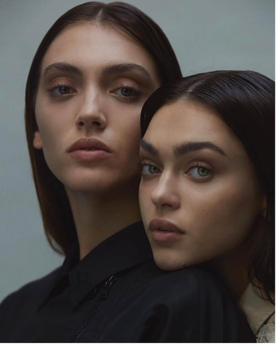 Zhenya Katavaのインスタグラム：「@vmagazine with my Sista from another Mister 😈 @neusbermejo .  Мы очень разные , мы одинаковые... вот такой парадокс .」