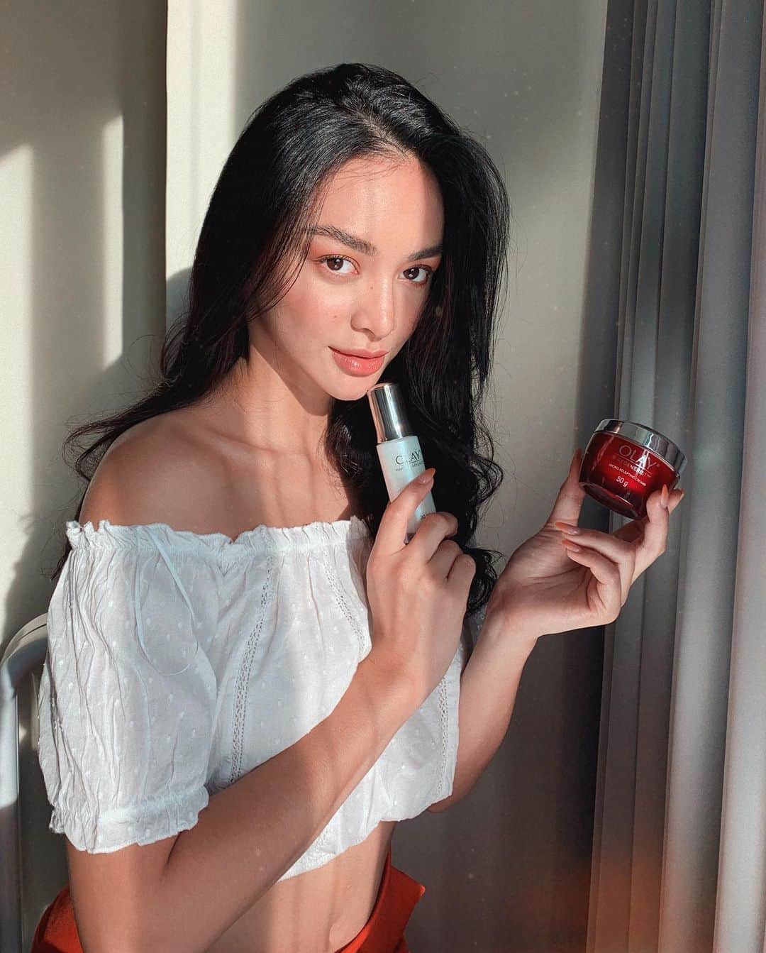 カイリー・バーゾサさんのインスタグラム写真 - (カイリー・バーゾサInstagram)「I’ve gone through so many stages in my life and career. I enjoy each transformation, because despite all the new and challenging situations I face every day I #GlowUpFearlessly! I’m confident my skin looks great despite all the changes, because Olay’s Power Duo keeps my skin moisturised the whole day. Tried and tested! @Olayphilippines」6月19日 18時10分 - kylieverzosa