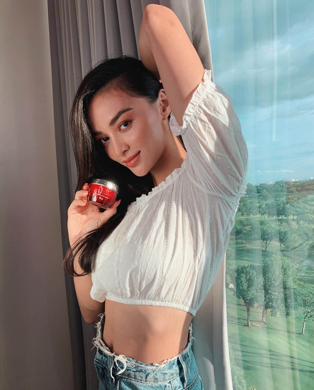 カイリー・バーゾサさんのインスタグラム写真 - (カイリー・バーゾサInstagram)「I’ve gone through so many stages in my life and career. I enjoy each transformation, because despite all the new and challenging situations I face every day I #GlowUpFearlessly! I’m confident my skin looks great despite all the changes, because Olay’s Power Duo keeps my skin moisturised the whole day. Tried and tested! @Olayphilippines」6月19日 18時10分 - kylieverzosa