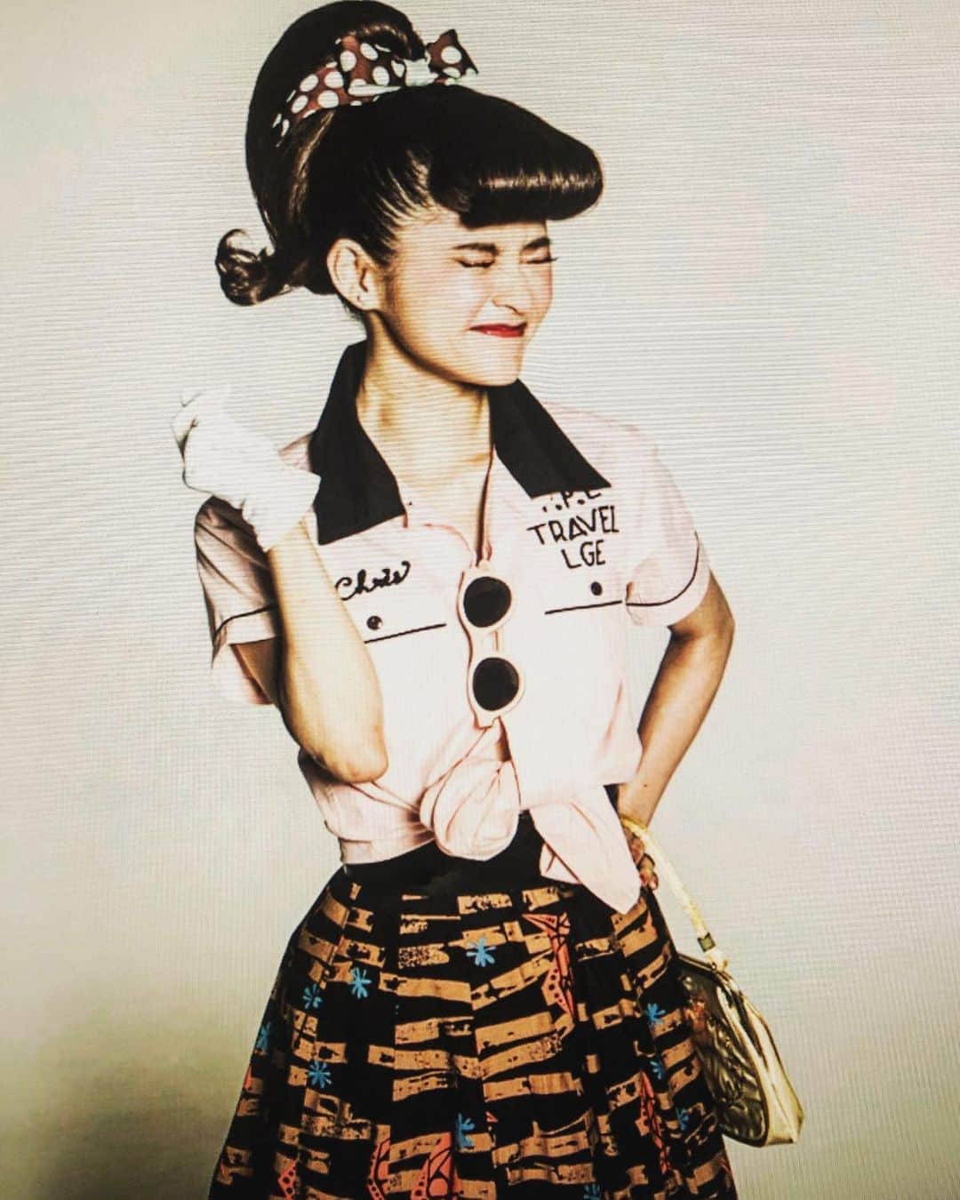 昆夏美のインスタグラム：「. レミゼラブル🇫🇷 本日もご観劇ありがとうございました！ 前半組に引き続き後半組のチームと 御園座千秋楽まで走り抜けますっっ🏃‍♀️ チームが変わると舞台上の空気も変わる😌 . 先日東京でファンイベントを開催 させていただきましたが、 大阪でも開催します🤩 (私の口からお知らせするのが遅いね…) 締め切りは明日となっております！ . 7/15(月・祝日) 18:30 スタート予定 イベントは２時間の予定です。  場所は梅田界隈 参加費　7,000円 (お飲み物とお菓子・お土産付) 会員の方限定のイベントにつき、 おひとり様のみのお申込になります。 お申込の締め切りは6/20(木)18:00 応募者多数の場合は抽選とさせて頂きます。 . ご都合がよろしい方、是非是非♡ メルマガ登録まだの方は、 こちらのアドレスにて登録お願いします♡ kon@w.bme.jp ぜひ来てやー！！ . #写真は #ロカビリージャック #楽しい撮影でした #前髪すごい #この投稿情報過多 #レミゼファンイベントロカビリージャック」