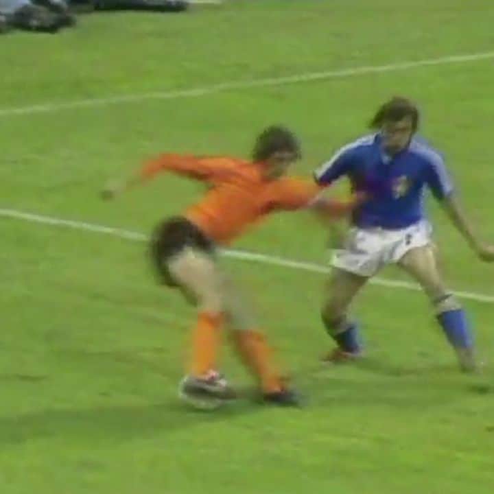ヨハン・クライフのインスタグラム：「🔙 45 years ago today, during the 1974 @fifaworldcup, the Cruyff Turn was born at the Westfalenstadion in Dortmund! 👊 #CruyffLegacy」