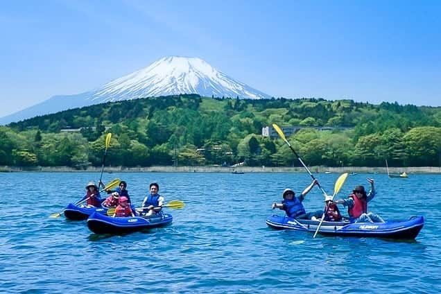 asoview! さんのインスタグラム写真 - (asoview! Instagram)「目の前に雄大な富士山を望む絶景カヌーツーリング。 .⁣⠀ 富士山が目の前に見える最高のロケーションで優雅なカヌー体験。全方位を自然に囲まれ、心も体もリフレッシュできます。 .⁣⠀ カヌーは安定感があるため、4歳のお子さんから体験可能です。家族やカップルでゆったりとしたカヌー体験を満喫してみてはいかがでしょうか。⁣⠀ . ≕≔≕≔≕≔≕≔≕≔≕≔≕≔≕≔≕≔≕≔⁣⠀ 🌏Location @山中湖⠀ 🏃Organizer is WATER CRAB 📷Picture by WATER CRAB⠀ ≕≔≕≔≕≔≕≔≕≔≕≔≕≔≕≔≕≔≕≔⁣⠀ .⁣⠀ 🏄全国1万9千件以上の遊び紹介中⛺⁣⠀ @asoview⁣⠀ .⁣⠀ あなたの体験の思い出を#アソビューのハッシュタグをつけて教えてください♪⁣⠀ . ステキな投稿はasoview!や @asoviewでご紹介させていただきます❤⁣⠀」6月19日 18時11分 - asoview