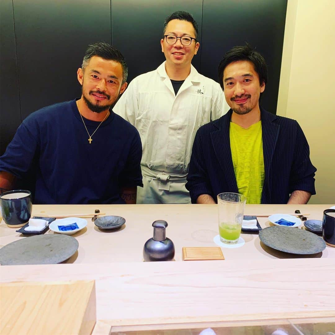 佐藤勇人さんのインスタグラム写真 - (佐藤勇人Instagram)「ジェフユースの先輩と会食。 新国立競技場の最終選考まで残り、今はパリを基点に各国の仕事をこなす。未来を創る建築家。 #田根剛  #建築家 #佐藤勇人 #ジェフ 陸さん、美味しかったです。 有難うございました。 #すし陸  #南青山」6月19日 18時12分 - yuto7sato