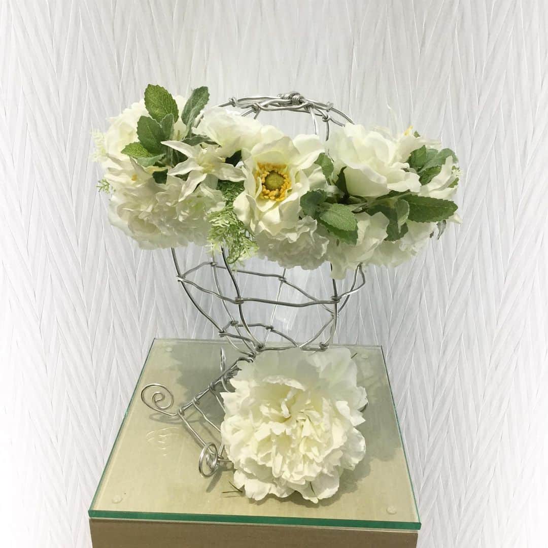 横浜ディスプレイミュージアムのインスタグラム：「自社製品のフラワーピックを使用して花冠を作成しました🌸 ピックタイプのシルクフラワーを使用すれば面倒なワイヤリングの手間も少なく、コストも抑えて作る事が可能です♪ 本物と見間違えるようなシルクフラワーで、ウェディング の花冠を作ってみませんか？ . . . . . #シルクフラワー#造花#アーティフィシャルフラワー#フェイクフラワー#ウェディングフラワー#はなかんむり#ウェディング#手作り#横浜ディスプレイミュージアム #横浜#フラワーアレンジ#花のある暮らし#ナチュラル」