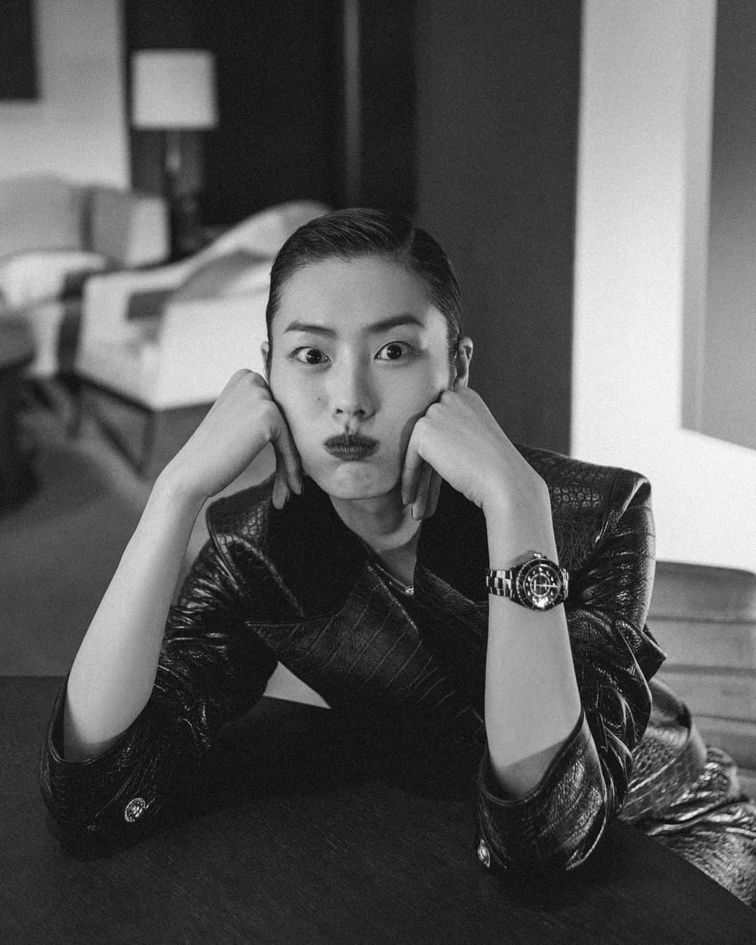 リウ・ウェンのインスタグラム：「Day and Night. Black and White.」