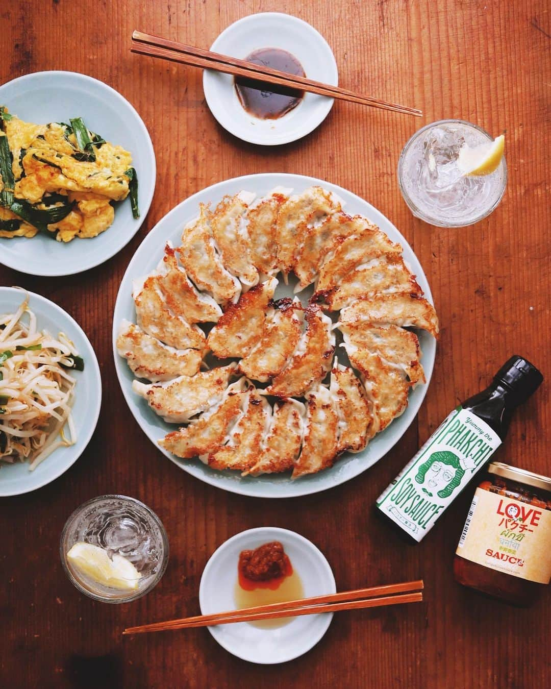 樋口正樹さんのインスタグラム写真 - (樋口正樹Instagram)「Gyoza . 今夜は焼き餃子と、 ニラ玉、もやしナムル、 どれもニラ入りです。 レモンサワーと。 . タレは２種で、 ラブパクチーソースと ヤミーザパクチー醤油。 どちらもパッケージが 癖ある顔のイラストで、 どちらも餃子に合うよ。 混ぜても美味しいよ！ . 👉@lovepakcheesauce 👉@yummythephakchi . . #餃子 #ぎょうざ #餃ナム #ニラ玉 #もやしナムル #レモンサワー #ラブパク食堂 #ラブパクチーソース #ヤミーザパクチー #パクチー醤油 #クセがすごい #gyoza #frieddumplings #lovepakcheesauce #yummythephakchi #crispybottoms」6月19日 18時25分 - higuccini