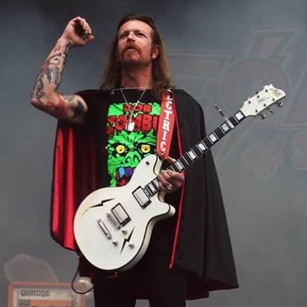 ロブ・ゾンビのインスタグラム：「My friend Jesse @fatherbadass from @eodmofficial rocking Download in some fine Zombie swag. #eaglesofdeathmetal #downloadfestival2019 #robzombie #jessehughes」