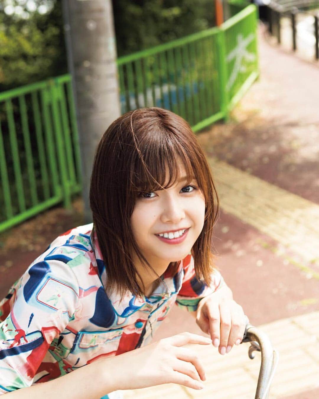 のインスタグラム：「発売中の週刊少年マガジン 29号に  #欅坂46 #渡邉理佐 さん！ 男子のみならず女子にも人気の彼女を、16Pでたっぷりと撮り下ろし！  撮影 /  細居幸次郎 スタイリング / 武久真理江 ヘアメイク / 大庭愛加 デザイン / 松本麻実 (GROSVENOR design)」