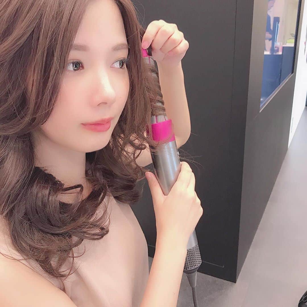 alisaさんのインスタグラム写真 - (alisaInstagram)「. 今話題のdysonのエアラップを大丸心斎橋にて開催されてる pop upショップで体験してきた☺️✨ 昨日ストーリーに上げたら、美容師さんやいろんな方から 「どうなの！？」ってけっこうDMで聞かれたので💁🏻‍♀️ ◎簡単に短時間で巻ける ◎低温なので髪の毛が傷みにくい ◎コテで巻いたパリッと感がなくふんわり巻ける ◎濡れた髪にも使える ところがすごくいいと思った✨ 髪の毛をくるくる吸い込んで勝手に巻いてくれるから、 巻くの苦手な方には特におすすめ👏🏻✨ アタッチメントもいろいろあってカールだけじゃなく、 ブローやストレートにも使えるよ！ 大丸心斎橋のB1Fで体験できるので気になる方はぜひ💗 . #dyson #dysonhair #airwrap #エアラップ #sponsered #ダイソン #ダイソンエアラップ #大丸心斎橋 #心斎橋 #巻き髪」6月19日 18時20分 - _alisa.x_