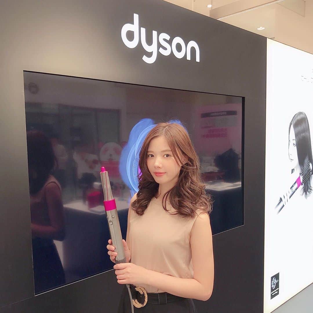 alisaのインスタグラム：「. 今話題のdysonのエアラップを大丸心斎橋にて開催されてる pop upショップで体験してきた☺️✨ 昨日ストーリーに上げたら、美容師さんやいろんな方から 「どうなの！？」ってけっこうDMで聞かれたので💁🏻‍♀️ ◎簡単に短時間で巻ける ◎低温なので髪の毛が傷みにくい ◎コテで巻いたパリッと感がなくふんわり巻ける ◎濡れた髪にも使える ところがすごくいいと思った✨ 髪の毛をくるくる吸い込んで勝手に巻いてくれるから、 巻くの苦手な方には特におすすめ👏🏻✨ アタッチメントもいろいろあってカールだけじゃなく、 ブローやストレートにも使えるよ！ 大丸心斎橋のB1Fで体験できるので気になる方はぜひ💗 . #dyson #dysonhair #airwrap #エアラップ #sponsered #ダイソン #ダイソンエアラップ #大丸心斎橋 #心斎橋 #巻き髪」