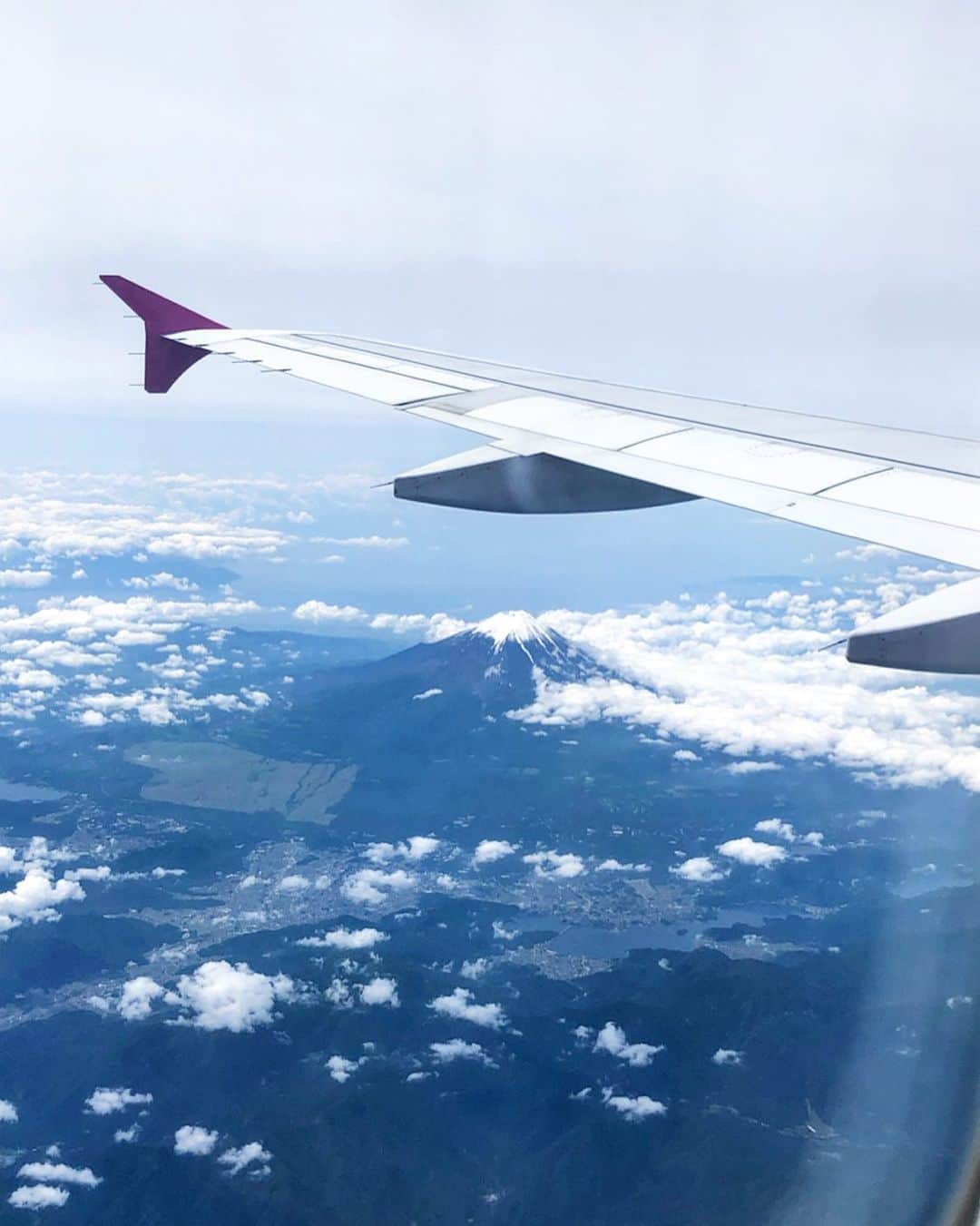 のインスタグラム：「福岡帰省中に機内から見えた富士山🗻✨ 快晴の時は窓際に座るべし😊 真ん中の席やったけど、 隣の人にすみませんって言って 写真撮らせて貰いました🙈🙇‍♀️ さぁて。しばらく福岡投稿が続きますよ〜w 大好きな地元福岡への半年ぶりの帰省だったので、 皆様お付き合いください🙏😆🥰笑 . . . . . . . . #飛行機#福岡#東京#帰省#富士山#🗻 #✈️#快晴#ラッキー#景色#美しい#peach#flight#instaview#photo#iphon#camera#mtfuji#mounten#japan#insta#instaphoto#power#spot#tokyo#fukuoka#shizuoka#fujisan」