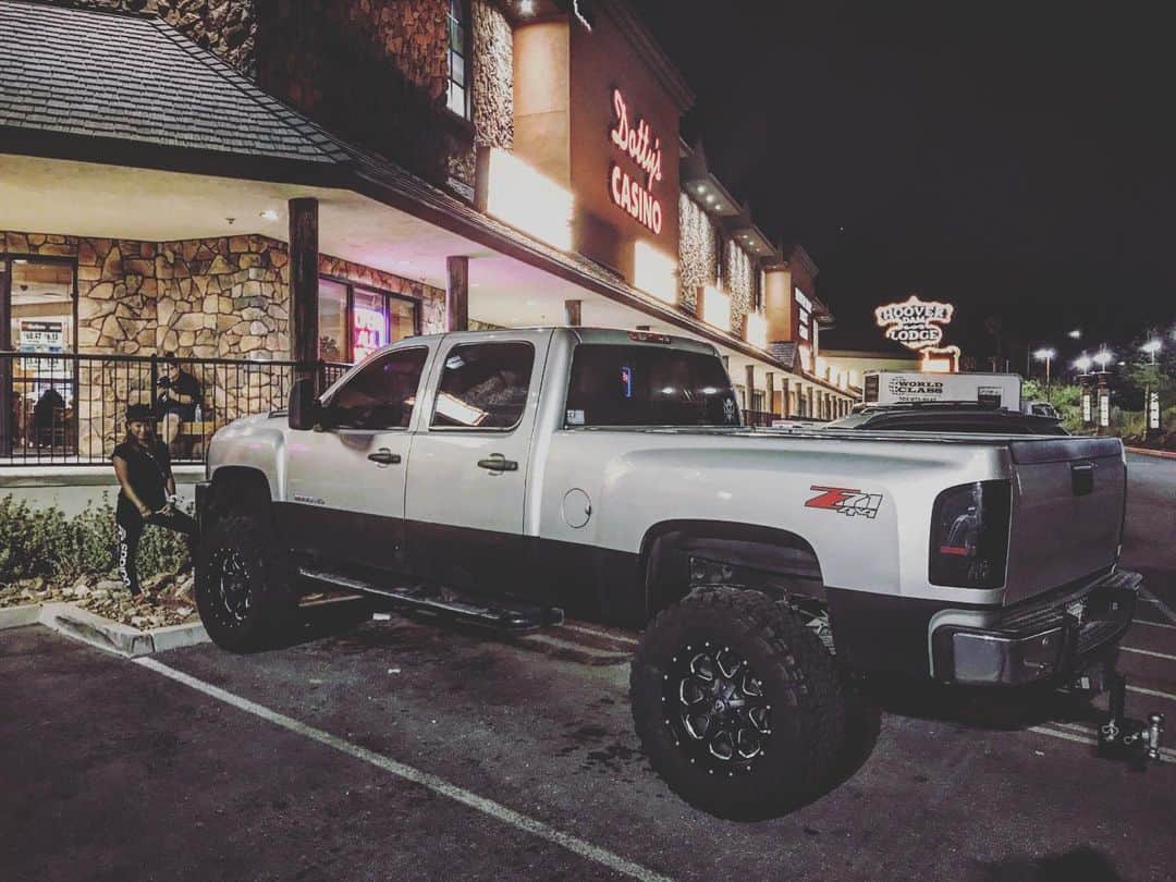 木村真野のインスタグラム：「飛び乗って飛び降りる車🚘😂 #car #big #でかい車 #😂」