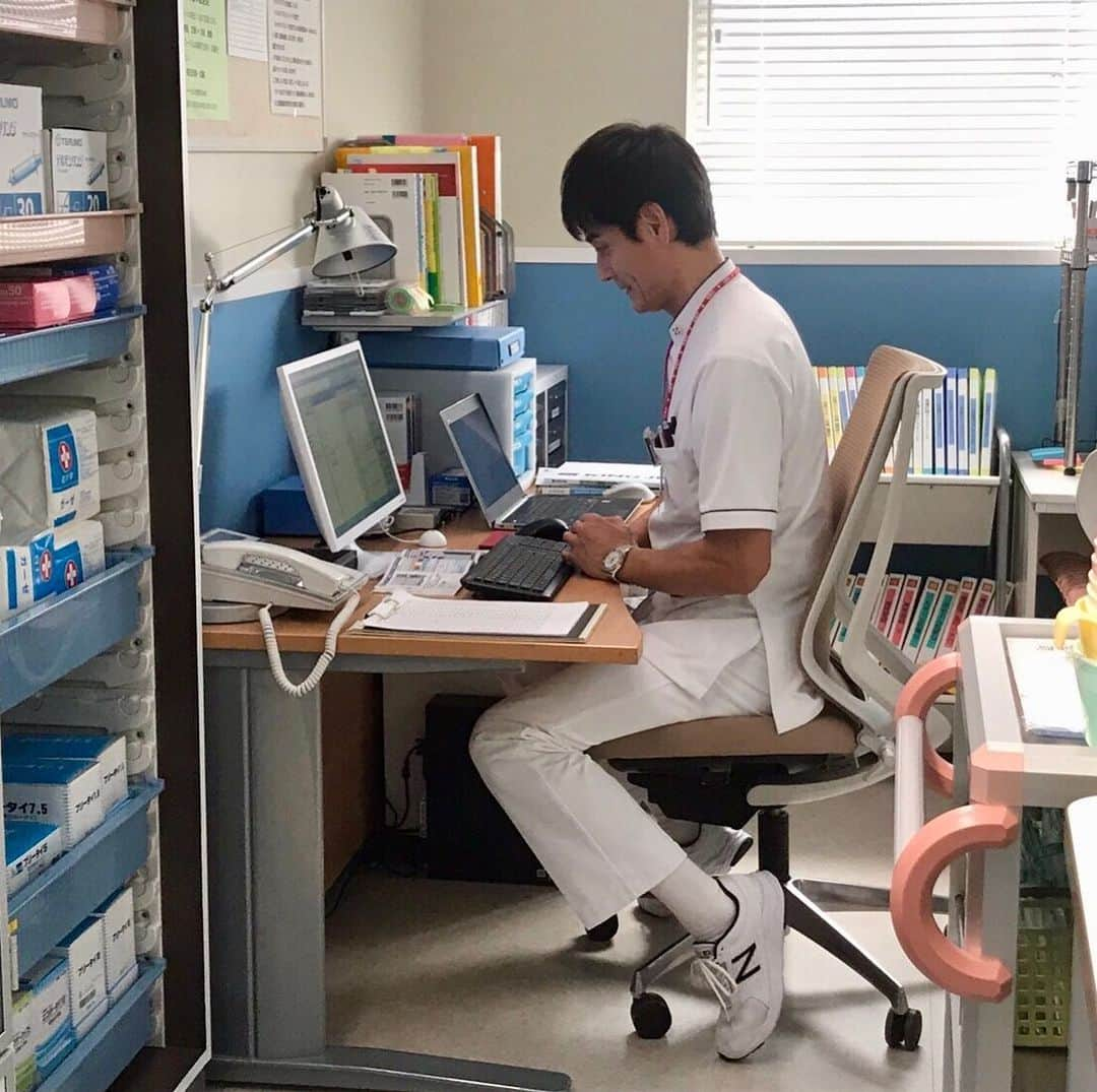 日本テレビ　ドラマ「白衣の戦士！」のインスタグラム：「‪🏥今夜放送‼️最終回🚑‬ デスクで作業中の師長(#沢村一樹)。 ナースステーションに師長の姿があると、なんだか安心しますね☺️ #ナースたちを見守る #優しい師長 #最終話も #部下のフォローで大忙し？ #白衣の戦士 #今夜10時 #見てね #日テレ」