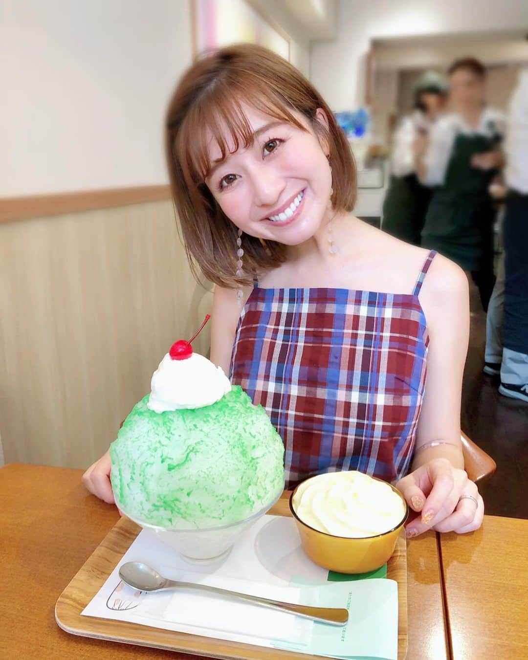 水野佐彩さんのインスタグラム写真 - (水野佐彩Instagram)「・ 千春さんと銀座のジンジャーへ🍧❤️ 大人のメロンクリームソーダ🍈 想像以上にピリッと大人の味でした😳✨ いちごも美味しかった🍓🍓 セントルザベーカリーが近いから 食パン買って帰ろうかと思ったんだけど やはりとても並んでて断念😞🍞 セントルザベーカリーのパン食べたいな🥺🍞❤️ #銀座のジンジャー #大人のメロンクリームソーダ #クリームソーダ #メロンソーダ #かき氷 #かきごおりすと #銀座かき氷 #銀座デート #銀座一丁目 #インスタスイーツ #instasweet」6月19日 18時28分 - saaya_mizuno