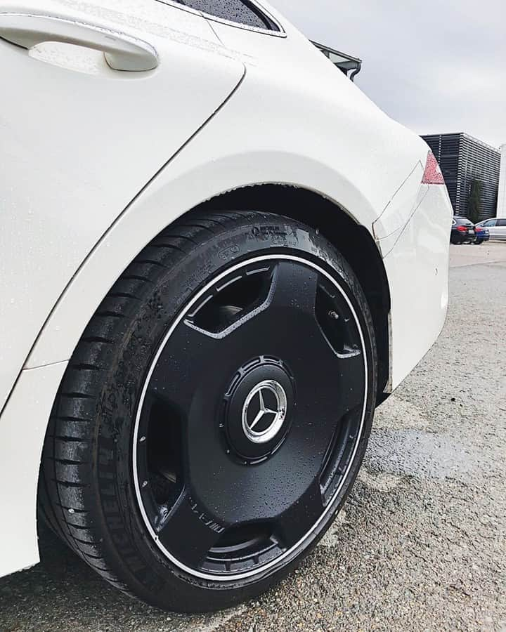 メルセデス・ベンツさんのインスタグラム写真 - (メルセデス・ベンツInstagram)「Baby got a pair of new shoes. 🌟 Photo by @t1dso. __________ [Mercedes-AMG GT 63 S 4MATIC+ 4-Türer Coupé | Kraftstoffverbrauch kombiniert: 11,3 l/100 km | CO₂-Emissionen kombiniert: 257 g/km | mb4.me/nefz/] . #MercedesBenz #MercedesAMG #AMG #AMGGT63S #monoblock #mbfanphoto #automotivedesign #blackwheels #newwheels #mbcar」6月19日 18時30分 - mercedesbenz