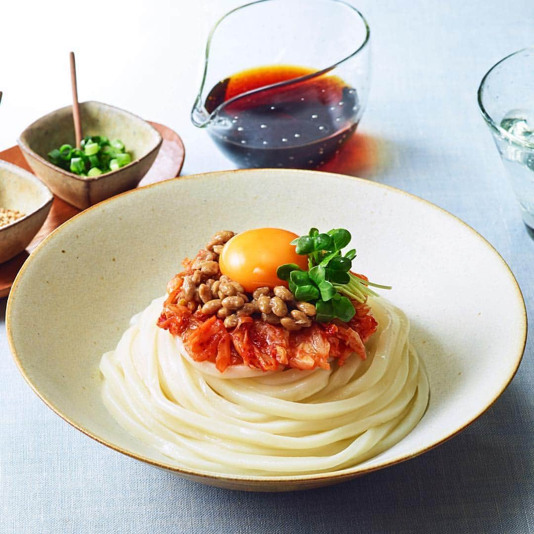 テーブルマークさんのインスタグラム写真 - (テーブルマークInstagram)「【納豆キムチ釜玉風うどん】 . いつもの釜玉に＋αで大人なうどんに変身！ 納豆とピリ辛キムチの抜群の組み合わせと、めんつゆに加えたごま油の風味がアクセントになって食欲がそそられます♪ のせるだけで簡単、夏にぴったりなスタミナメニューです！ . ▼材料（1人分） ❁冷凍うどん：1玉 ❁納豆：１パック（約50g） ❁キムチ：40～50g ❁卵黄：1個分 ❁貝割れ菜：適量 ❁ごま：（お好みで）適量 ❁万能ねぎ（小口切り）：（お好みで）適量 ［A］ ❁めんつゆ（３倍濃縮）：小さじ2 ❁ごま油：小さじ1 . ▼下準備 ・冷凍うどんはレンジで加熱しておく ・［A］を混ぜあわせておく . ▼作り方 ①器にうどんを盛り付けて具材をのせ、卵黄をトッピングする . ②［A］をかけ、よく混ぜ合わせて召し上がれ お好みでごまや万能ねぎを加えても . #うどん #udon #冷凍うどん #さぬきうどん #冷凍さぬきうどん #うどん部 #うどん好き #レシピ #おうちごはん #簡単レシピ #時短料理 #アレンジレシピ #超簡単レシピ #釜玉うどん #ピリ辛 #キムチ #納豆 #夏うどん #夏ごはん #夏レシピ #夏バテ防止 #lunchtime #デリスタグラム #instafood #foodstagram #instadelish #今日のごはん #今日の晩御飯 #TableMark #テーブルマーク」6月19日 18時30分 - tablemark_jp