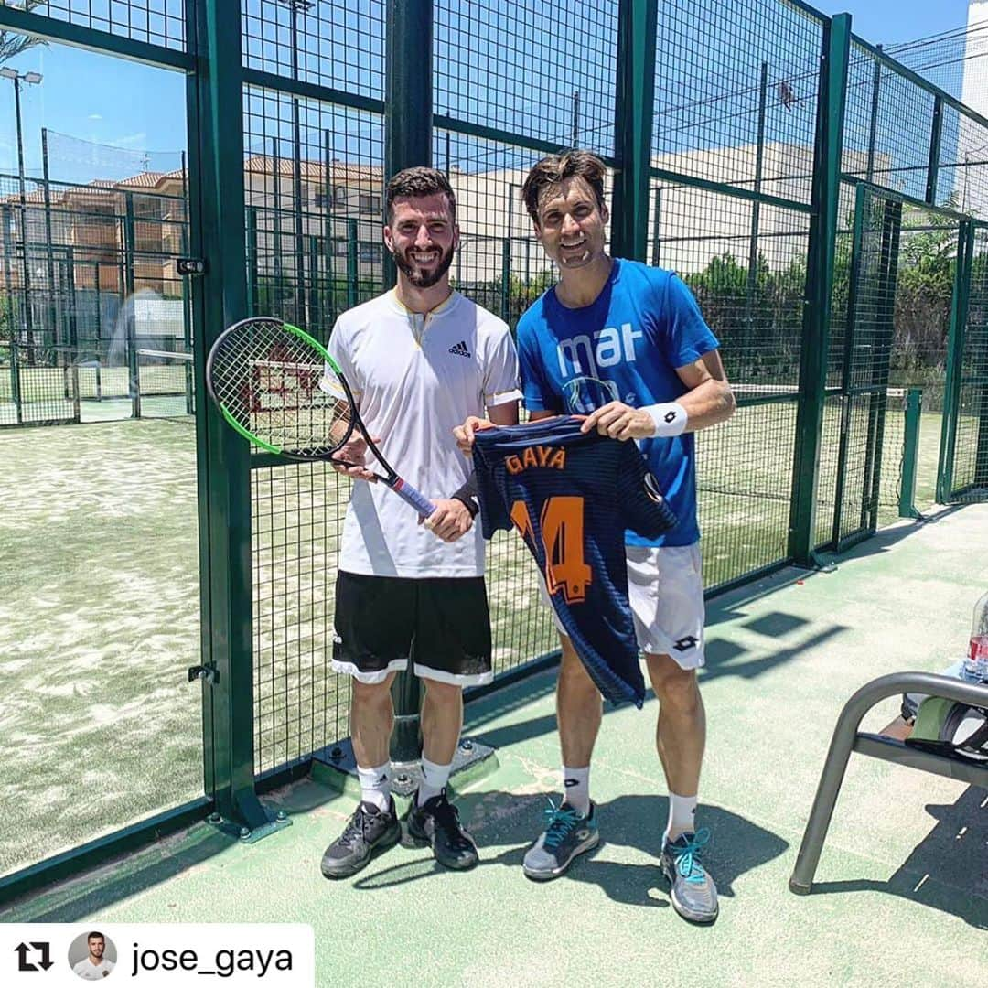 バレンシアCFさんのインスタグラム写真 - (バレンシアCFInstagram)「Bring it 🔛 . Grandes sois vosotros 🙌🏼🦇🎾 . #Repost @jose_gaya ・・・ Bona partida de pàdel amb el més gran!!! @davidferrer1982 🎾🏆」6月19日 18時31分 - valenciacf