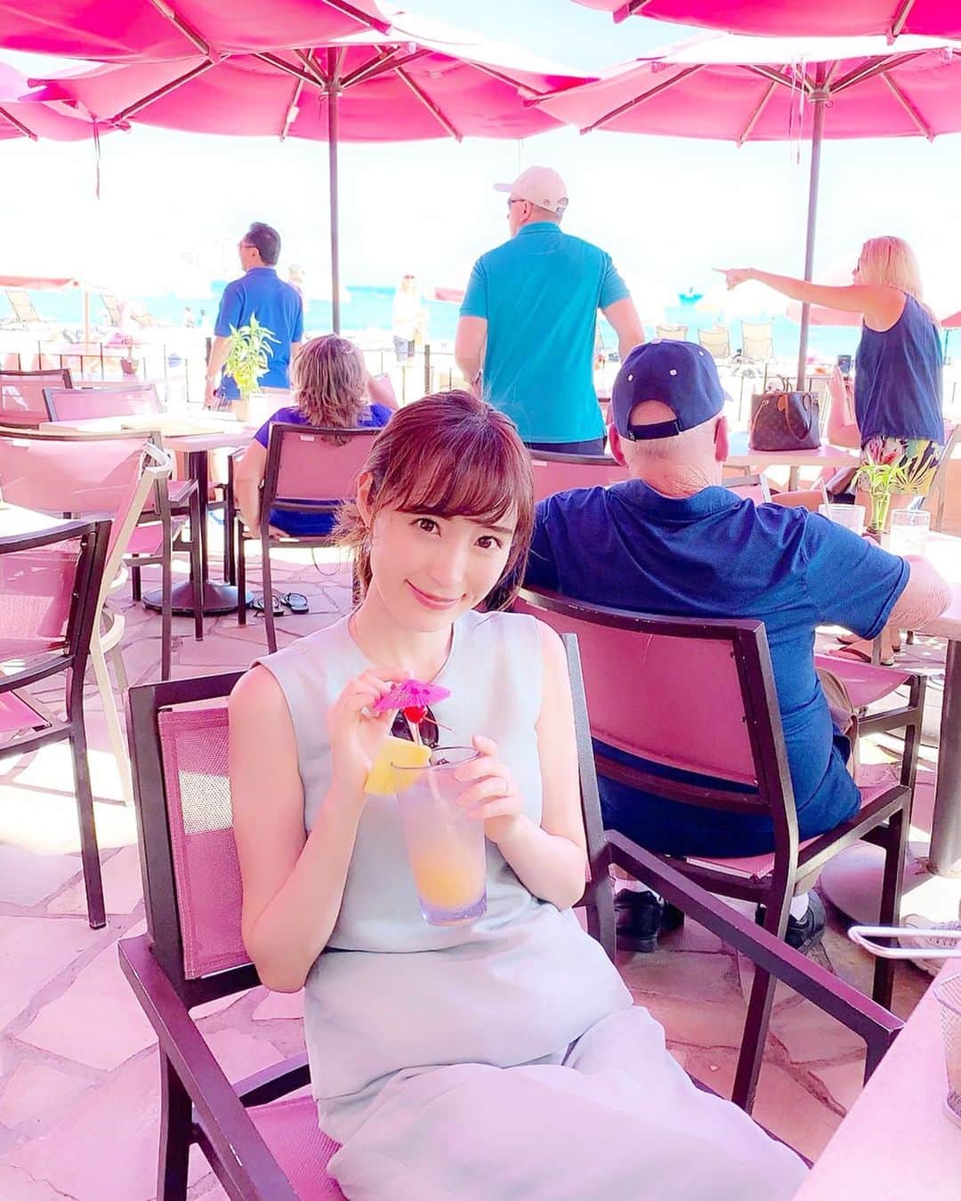 小林真由のインスタグラム：「🌺🌺🌺﻿ いつ来ても可愛い﻿ ロイヤルハワイアン🍹﻿ ﻿ 三日目が彼のお誕生日だったので﻿ 夜はお祝いご飯へ。﻿ 「すし匠」さんに行ってきました。﻿ 佐彩もオススメのお店、﻿ 本当に美味しかった！﻿ ﻿ こんなに素晴らしいお寿司が﻿ ハワイで食べられるなんて🍣﻿ 地元の食材を使ったものも﻿ どれも美味しくて感激！﻿ 塩にわさびにシャリに﻿ 一つ一つにこだわりを持たれていて﻿ 貴重なお話もお聞きしながら贅沢な夜でした。 ここでお祝いできてよかった🎂﻿ ﻿ #hawaii #Honolulu #waikiki #travel #fashion #birthday # #ハワイ #ホノルル #ワイキキ #ロイヤルハワイアン #バー #すし匠 #寿司 #誕生日 #旅行 #家族旅行 #子連れ旅行 #子連れハワイ #3世代 #ファッション #コーデ #ママコーデ #お寿司選びきれず特に美味しかった4ネタ」