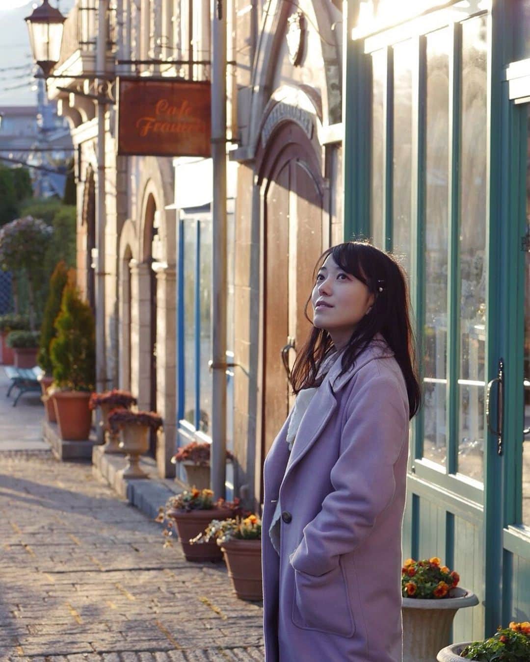 のインスタグラム：「コートの季節が早くも懐かしい🧥 . #星の王子さまミュージアム #星の王子さま #ミュージアム #サンテグジュペリ #箱根サンテグジュペリ #箱根 #旅行 #女子 #記念写真 #女子旅 #絵本 #本 #テーマパーク #スポット #LePetitPrince #TheLittlePrince #antoinedesaintexupéry #Hakone #Japan #ヨーロッパ #ヨーロピアン #街並み #ヨーロッパ旅行 #ヨーロッパの街並み #europa #あすにゃん旅行」