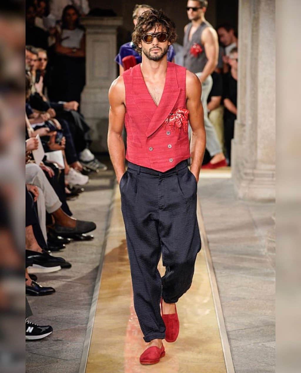マーロン・テシェイラのインスタグラム：「- GIORGIO ARMANI SS20 FASHION SHOW - “Grazie Mr Armani for having me at this beautiful show.” - ✨ @armani ✨ - #GiorgioArmani #MFW  #Milano #Italy #GrazieMille」