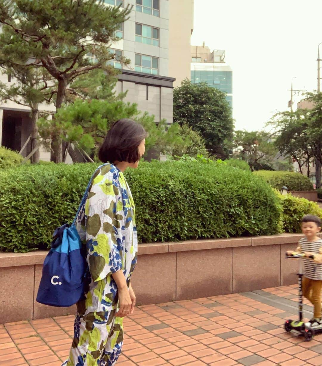 イ・ヒョニさんのインスタグラム写真 - (イ・ヒョニInstagram)「오늘 나뭇잎이 참 예쁘네🌿 셀카찍으면서 큰애플이 기다리기🍍 간식가방들고 같이 놀기🍍」6月19日 18時43分 - lee.hyunyi